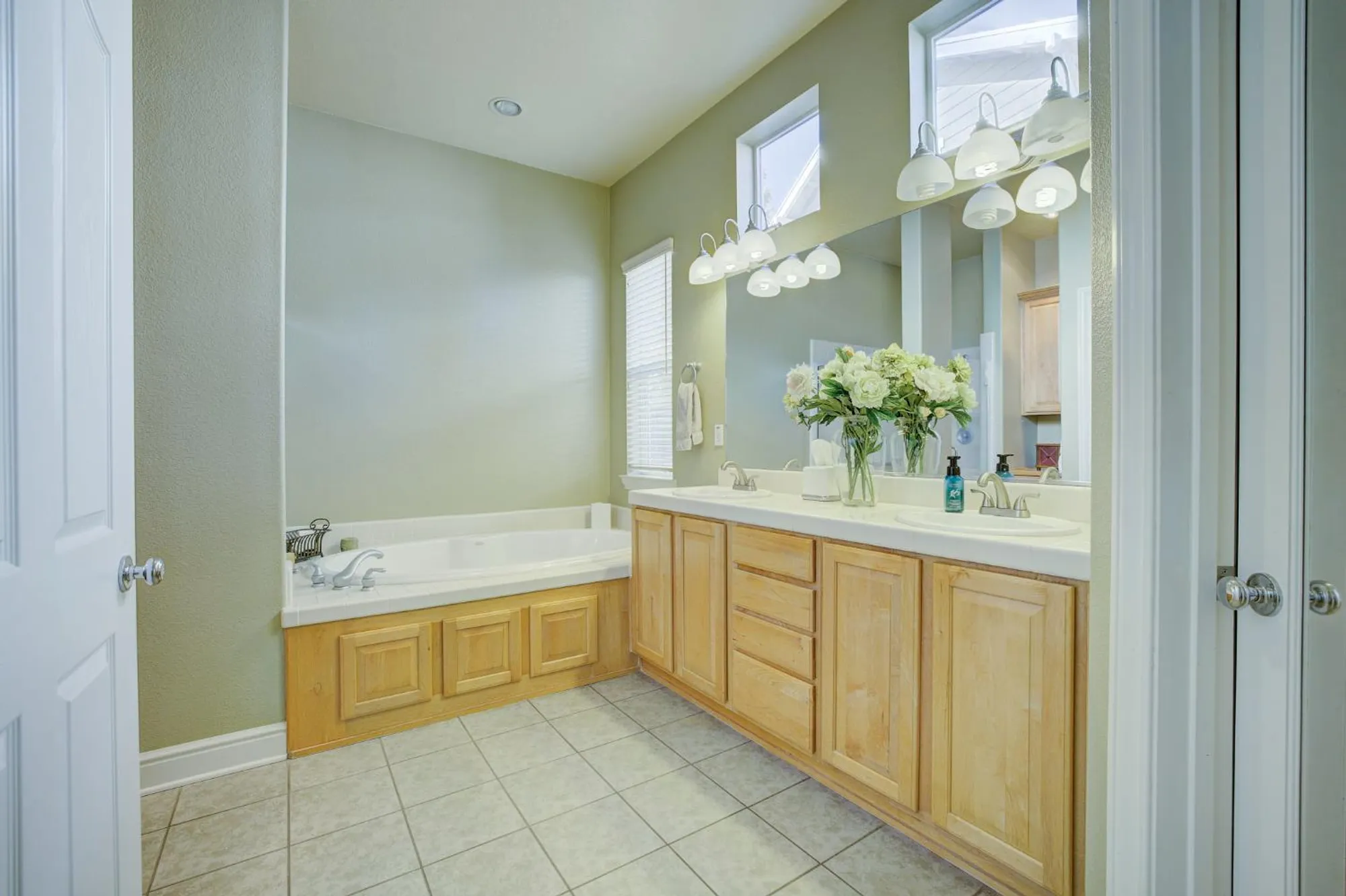 Property Slideshow image 19 of 28 | 2726 heritage park ln, Sacramento, CA, 95835