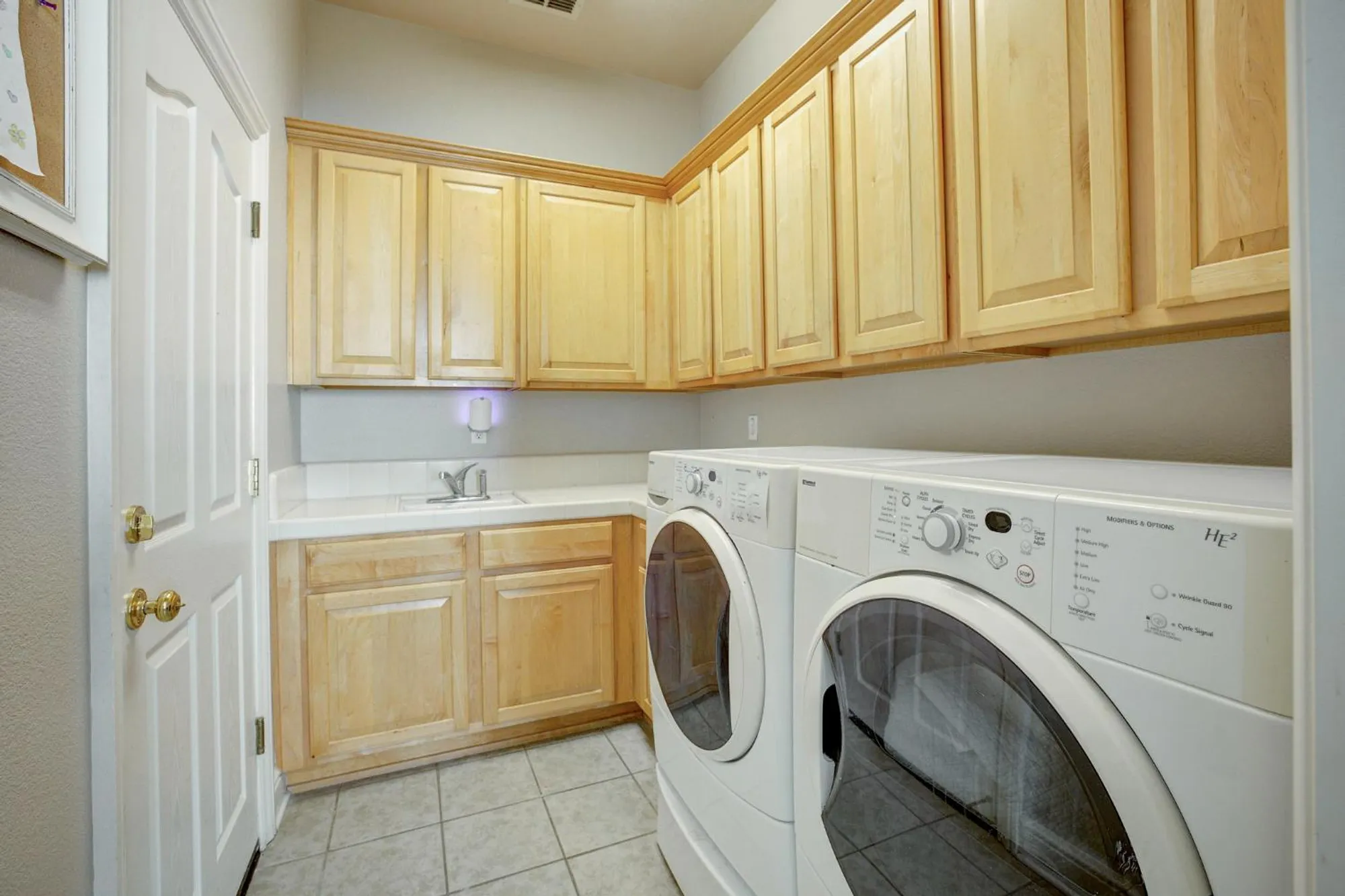 Property Slideshow image 17 of 28 | 2726 heritage park ln, Sacramento, CA, 95835