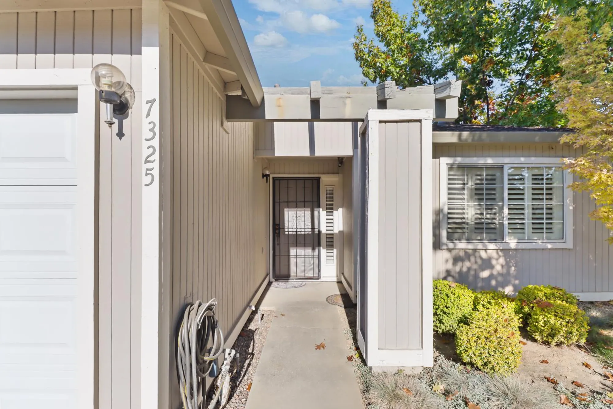 Property Slideshow image 5 of 52 | 7325 sunsilver ln, Sacramento, CA, 95828