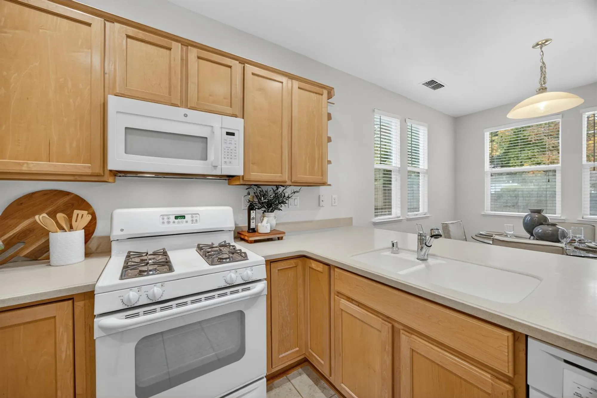 Property Slideshow image 14 of 46 | 2278 bay horse ln, Sacramento, CA, 95835