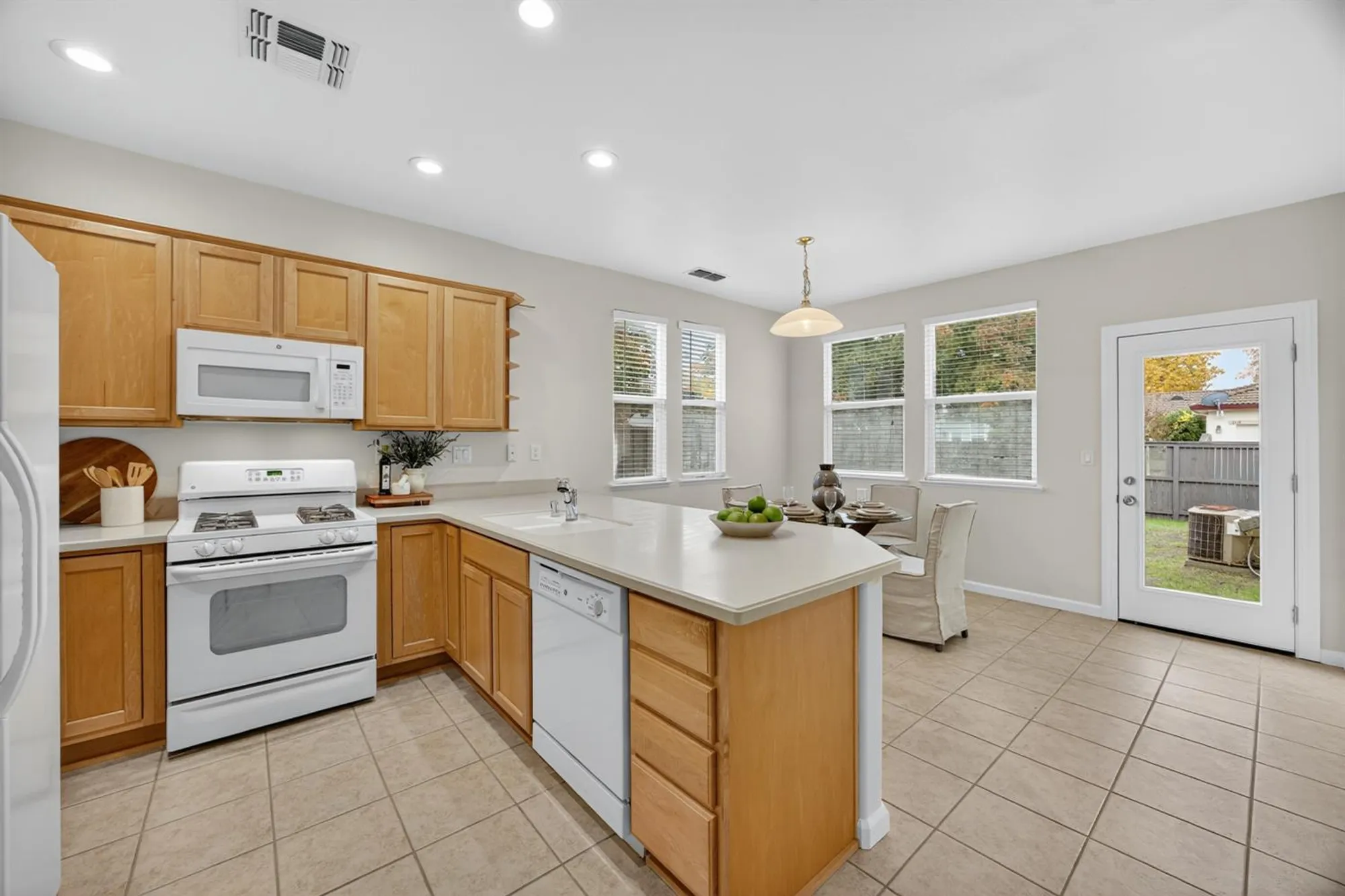 Property Slideshow image 10 of 46 | 2278 bay horse ln, Sacramento, CA, 95835