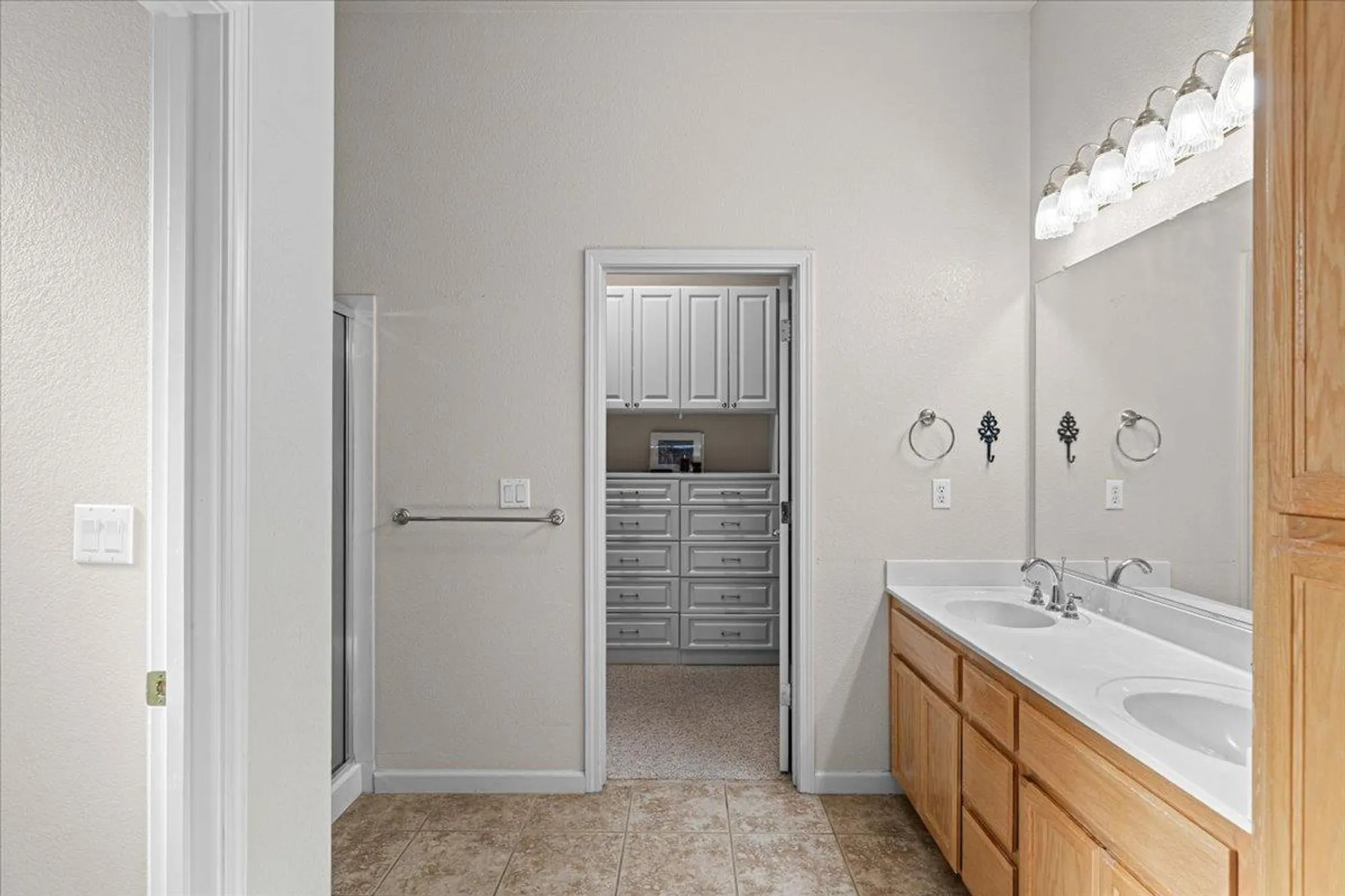 Property Slideshow image 13 of 65 | 1665 windy cove ln, Ripon, CA, 95366