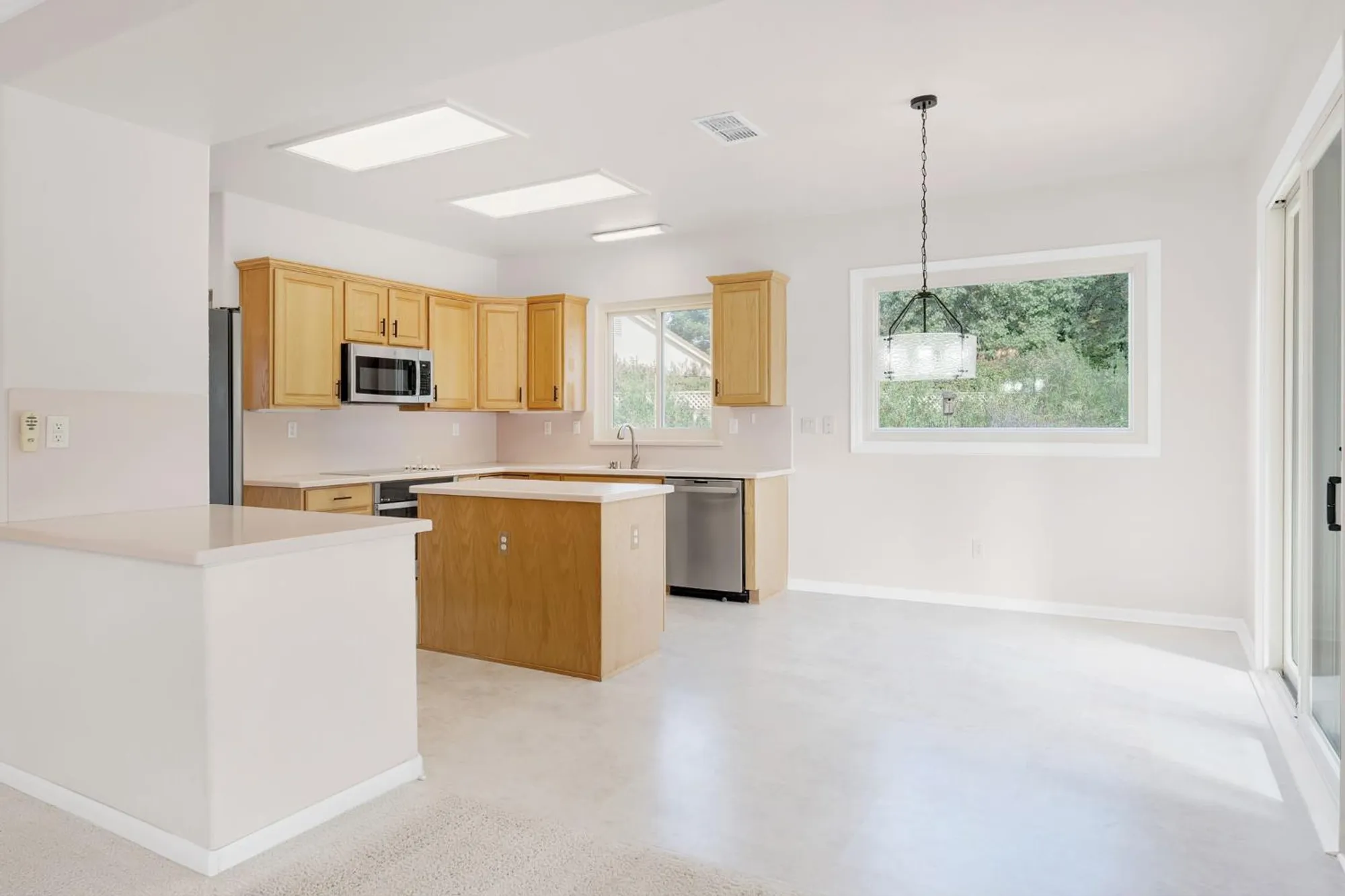 Property Slideshow image 12 of 30 | 1175 greenleaf ct, Lincoln, CA, 95648