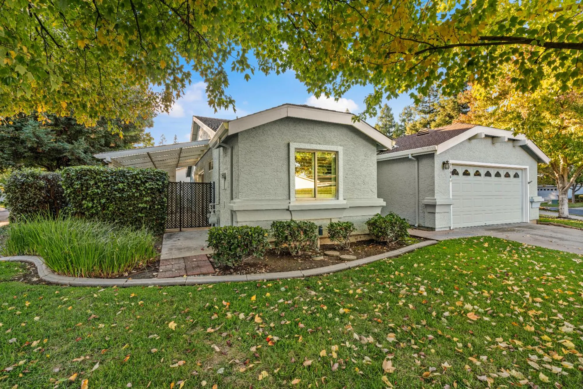 Property Slideshow image 5 of 55 | 7598 sunmore ln, Sacramento, CA, 95828