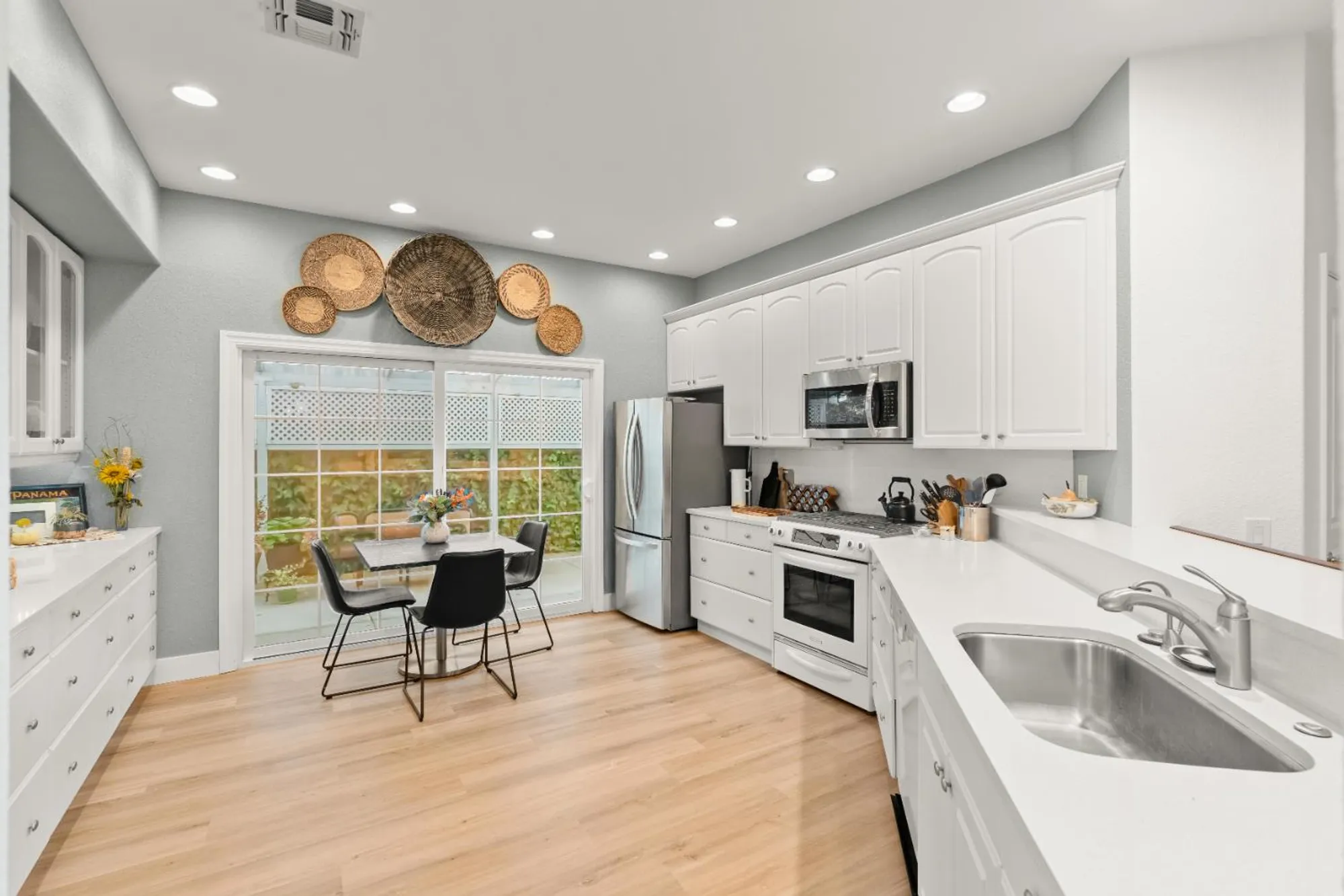 Property Slideshow image 27 of 55 | 7598 sunmore ln, Sacramento, CA, 95828