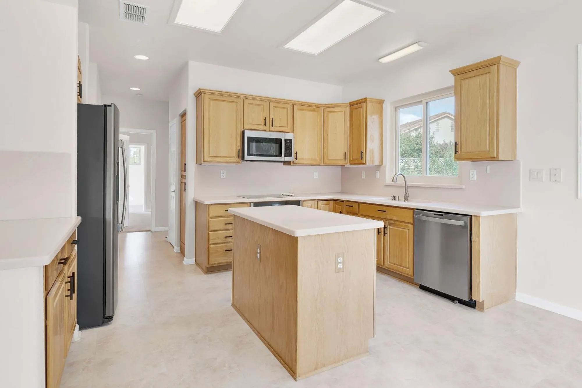 Property Slideshow image 14 of 30 | 1175 greenleaf ct, Lincoln, CA, 95648