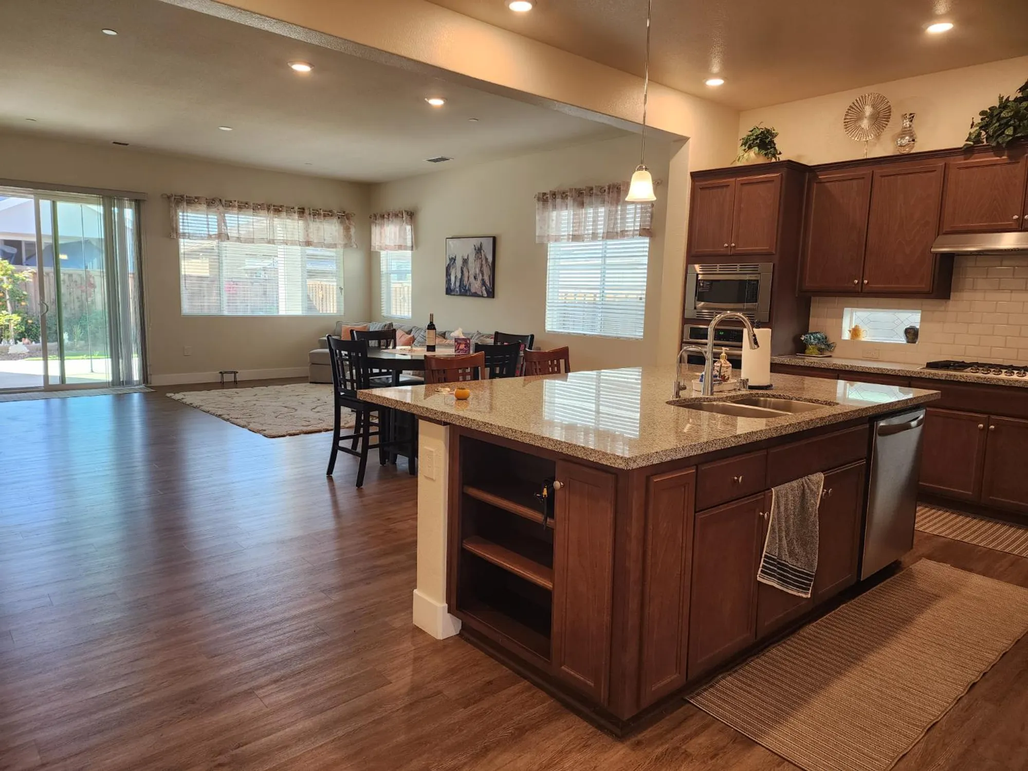 Property Slideshow image 5 of 14 | 1267 laurel dr, Manteca, CA, 95336