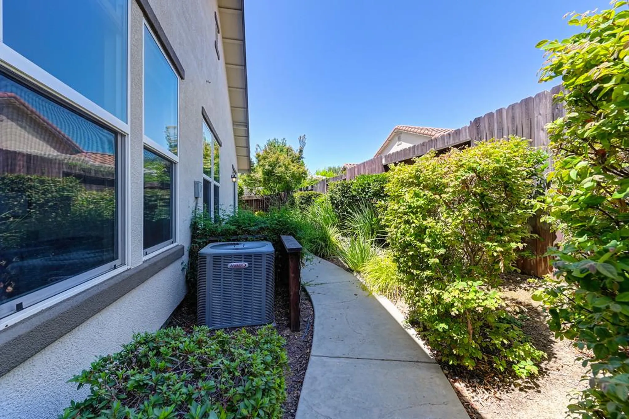 Property Slideshow image 18 of 43 | 2032 brixham dr, Roseville, CA, 95747