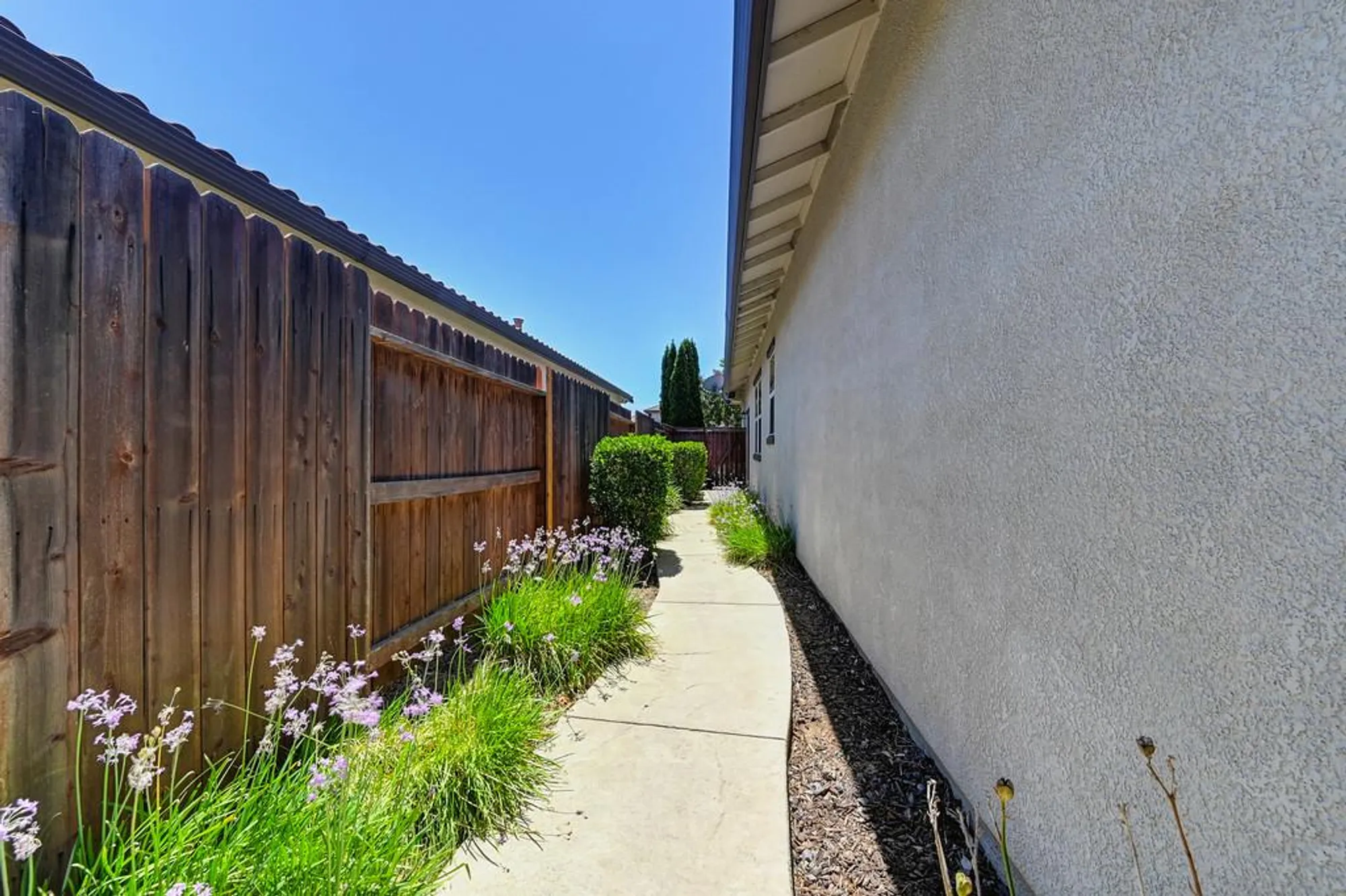 Property Slideshow image 19 of 43 | 2032 brixham dr, Roseville, CA, 95747