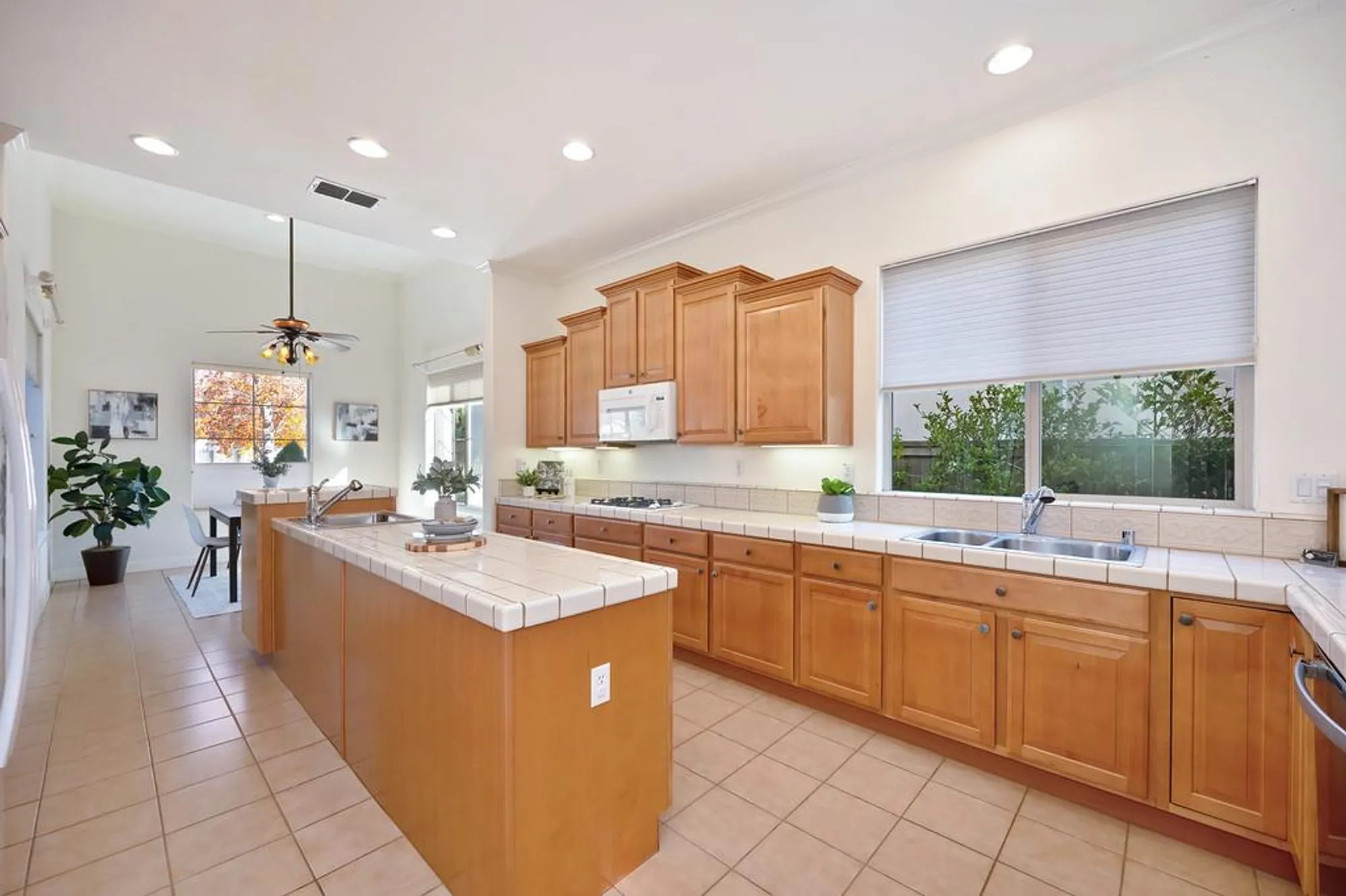 Property Slideshow image 16 of 99 | 2558 heritage park ln, Sacramento, CA, 95835