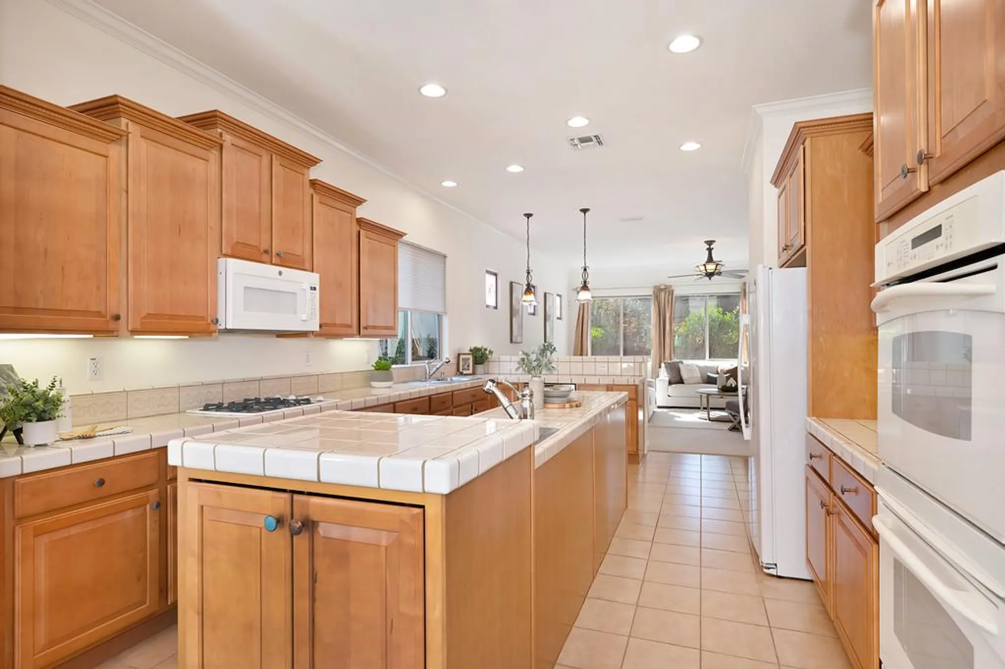 Property Slideshow image 20 of 99 | 2558 heritage park ln, Sacramento, CA, 95835