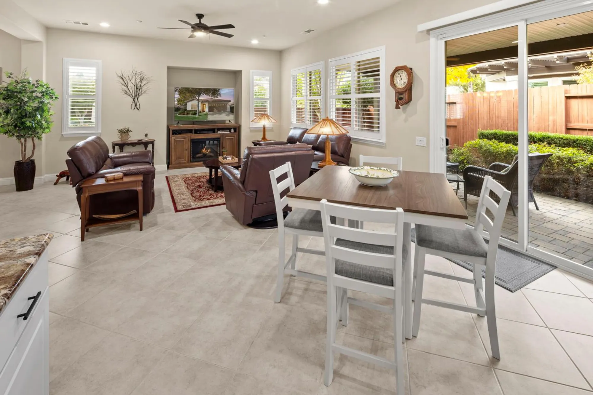 Property Slideshow image 18 of 68 | 2072 brixham dr, Roseville, CA, 95747