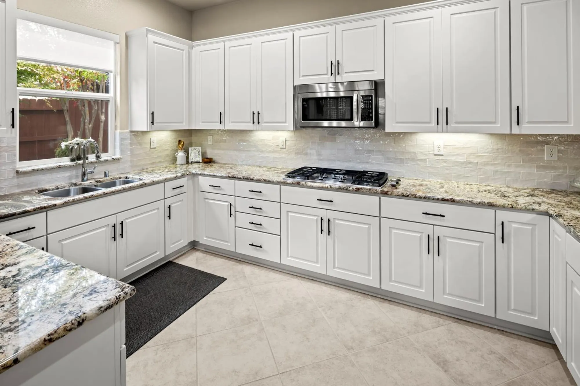 Property Slideshow image 13 of 68 | 2072 brixham dr, Roseville, CA, 95747