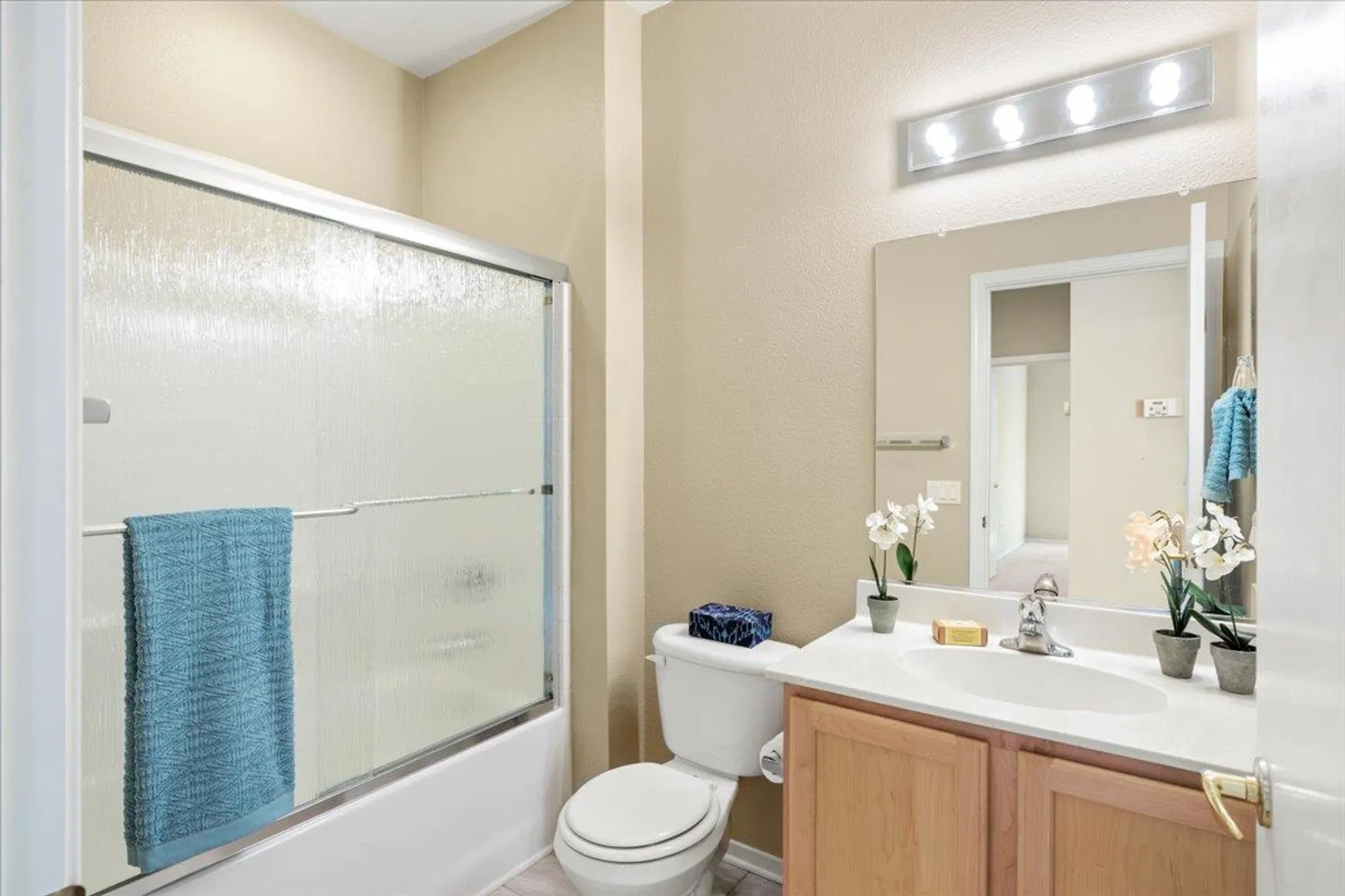 Property Slideshow image 21 of 28 | 2006 gatehouse ln, Lincoln, CA, 95648