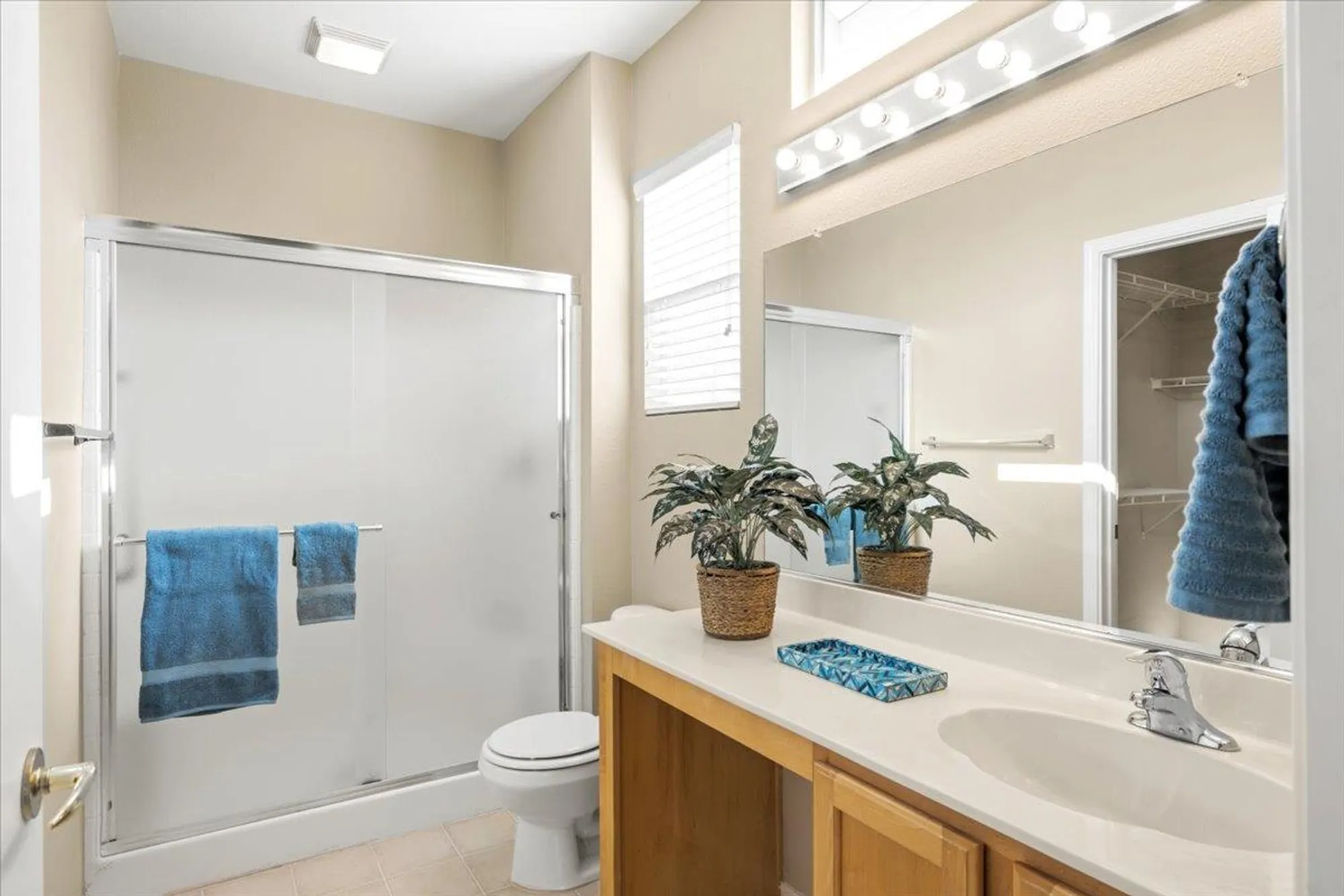 Property Slideshow image 16 of 28 | 2006 gatehouse ln, Lincoln, CA, 95648