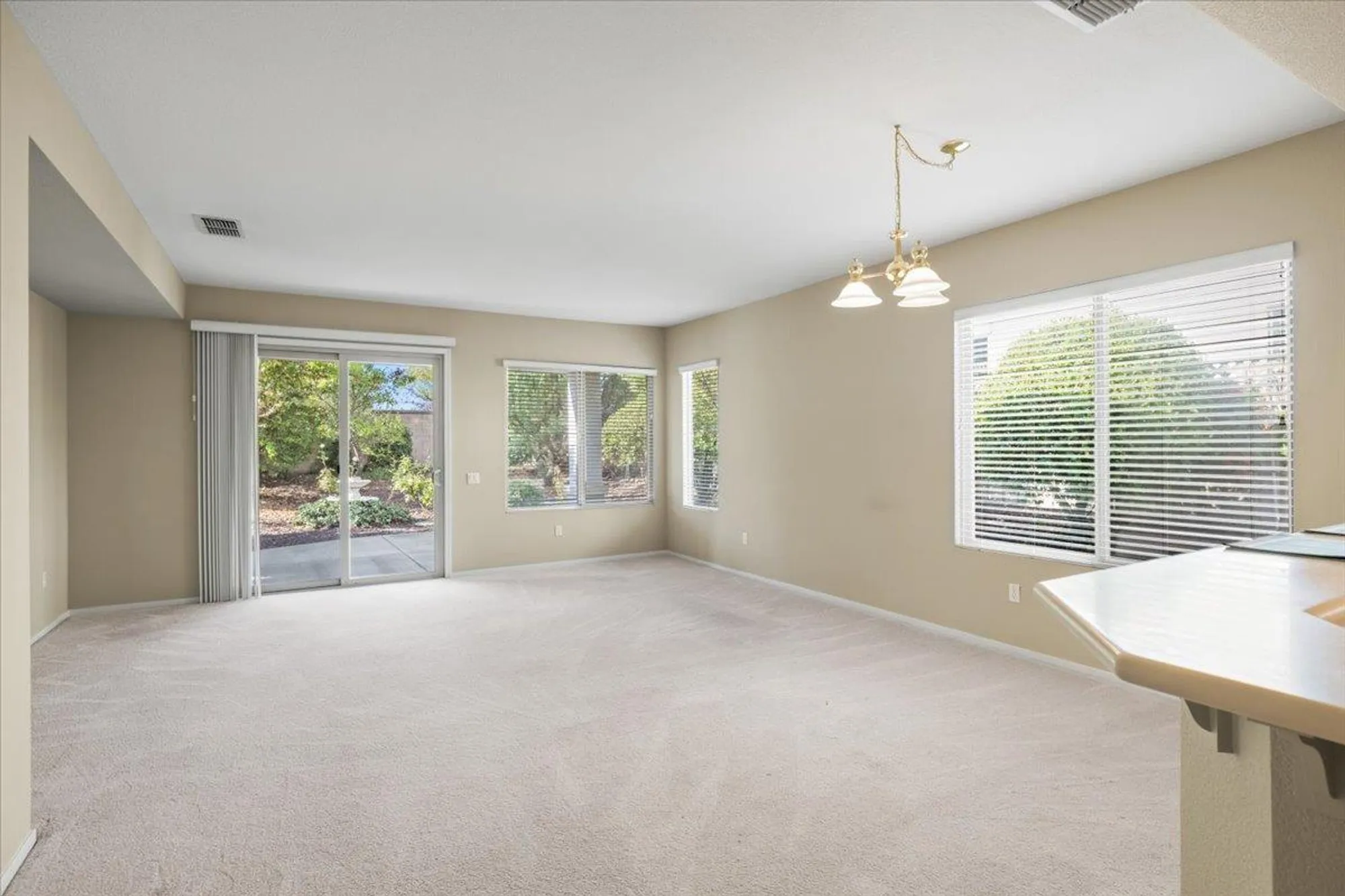 Property Slideshow image 4 of 28 | 2006 gatehouse ln, Lincoln, CA, 95648