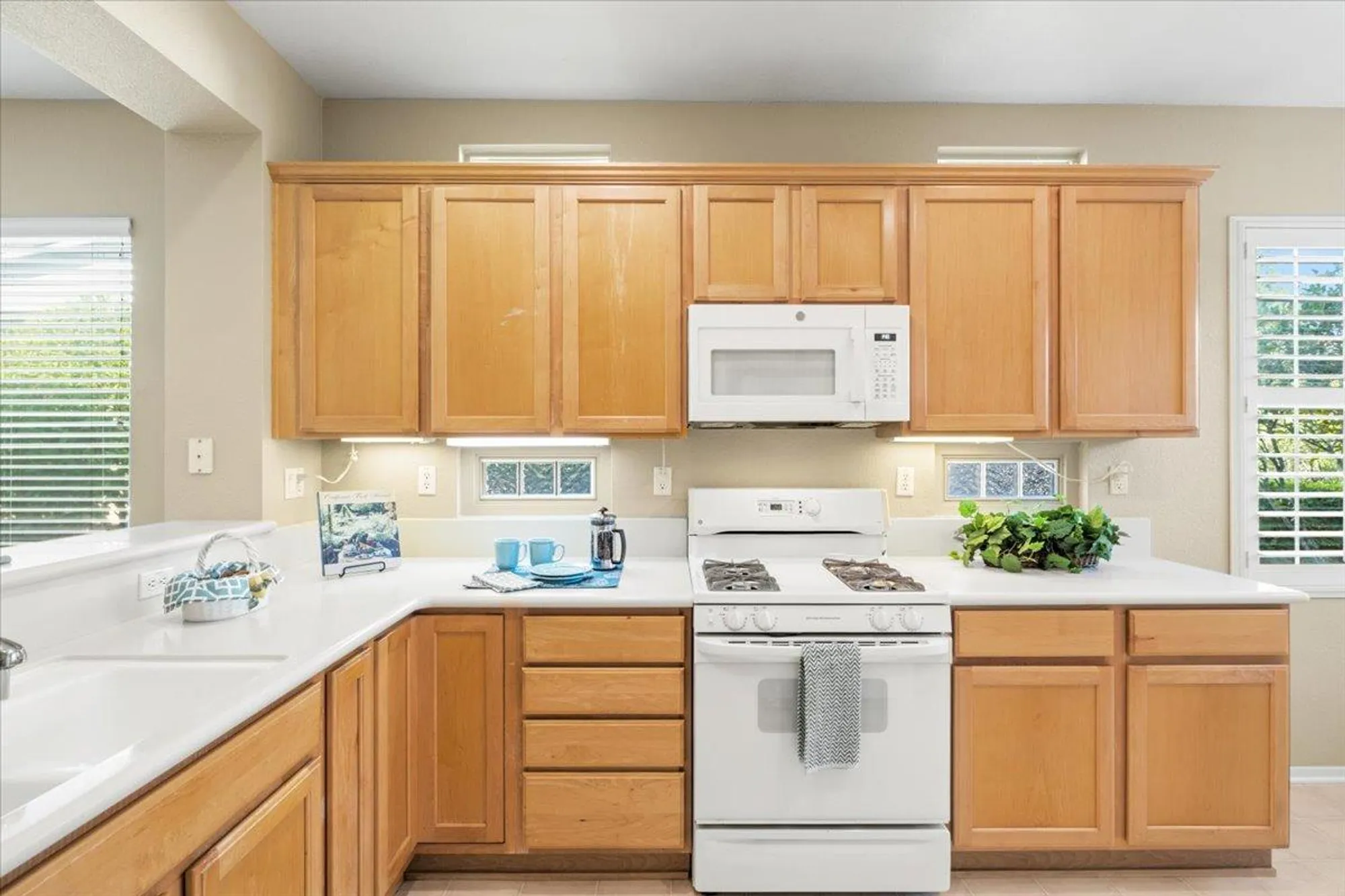 Property Slideshow image 10 of 28 | 2006 gatehouse ln, Lincoln, CA, 95648