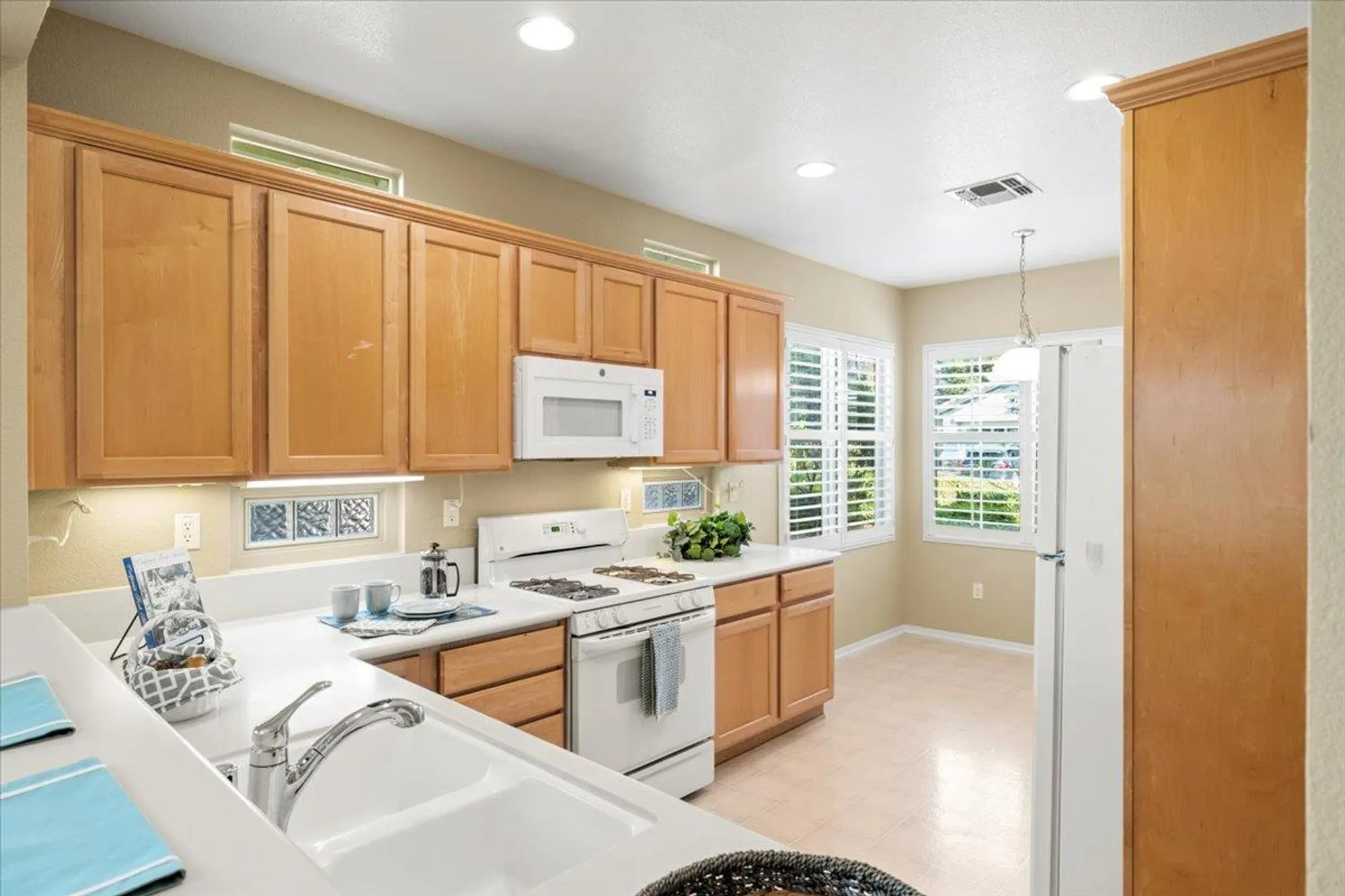 Property Slideshow image 9 of 28 | 2006 gatehouse ln, Lincoln, CA, 95648