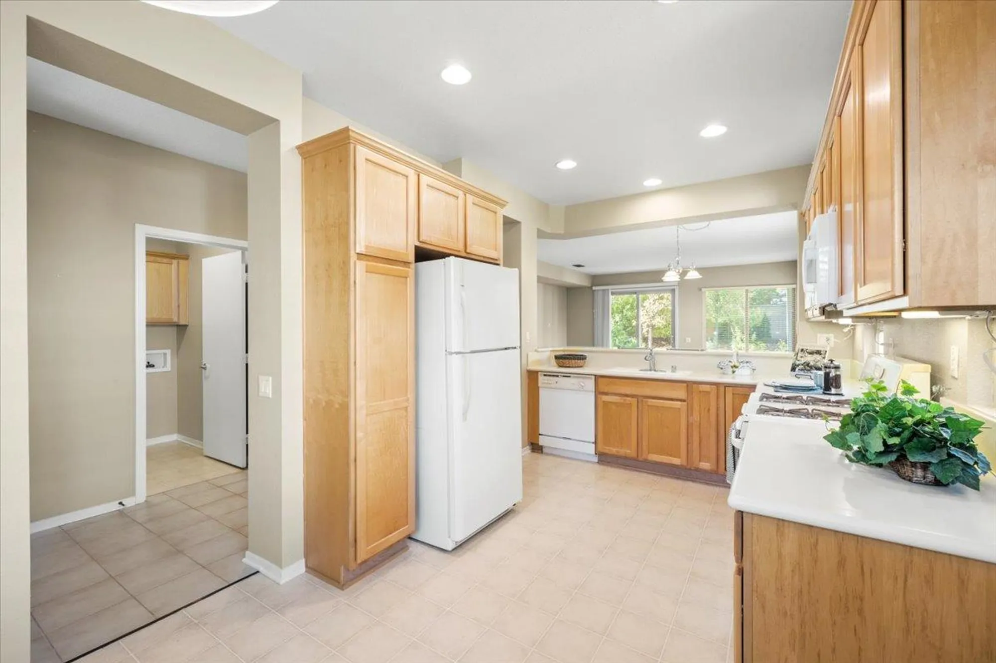 Property Slideshow image 12 of 28 | 2006 gatehouse ln, Lincoln, CA, 95648