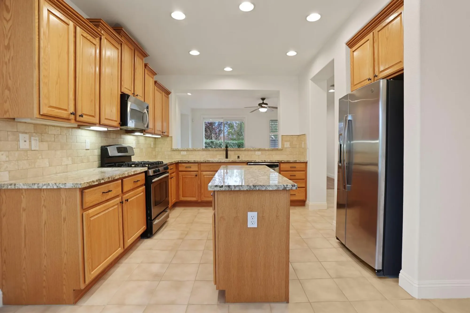 Property Slideshow image 16 of 41 | 2685 san marin ln, Sacramento, CA, 95835