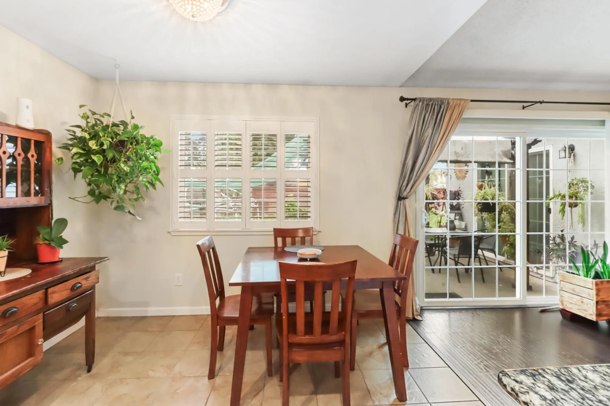 Property Slideshow image 9 of 27 | 7414 sun point ln, Sacramento, CA, 95828