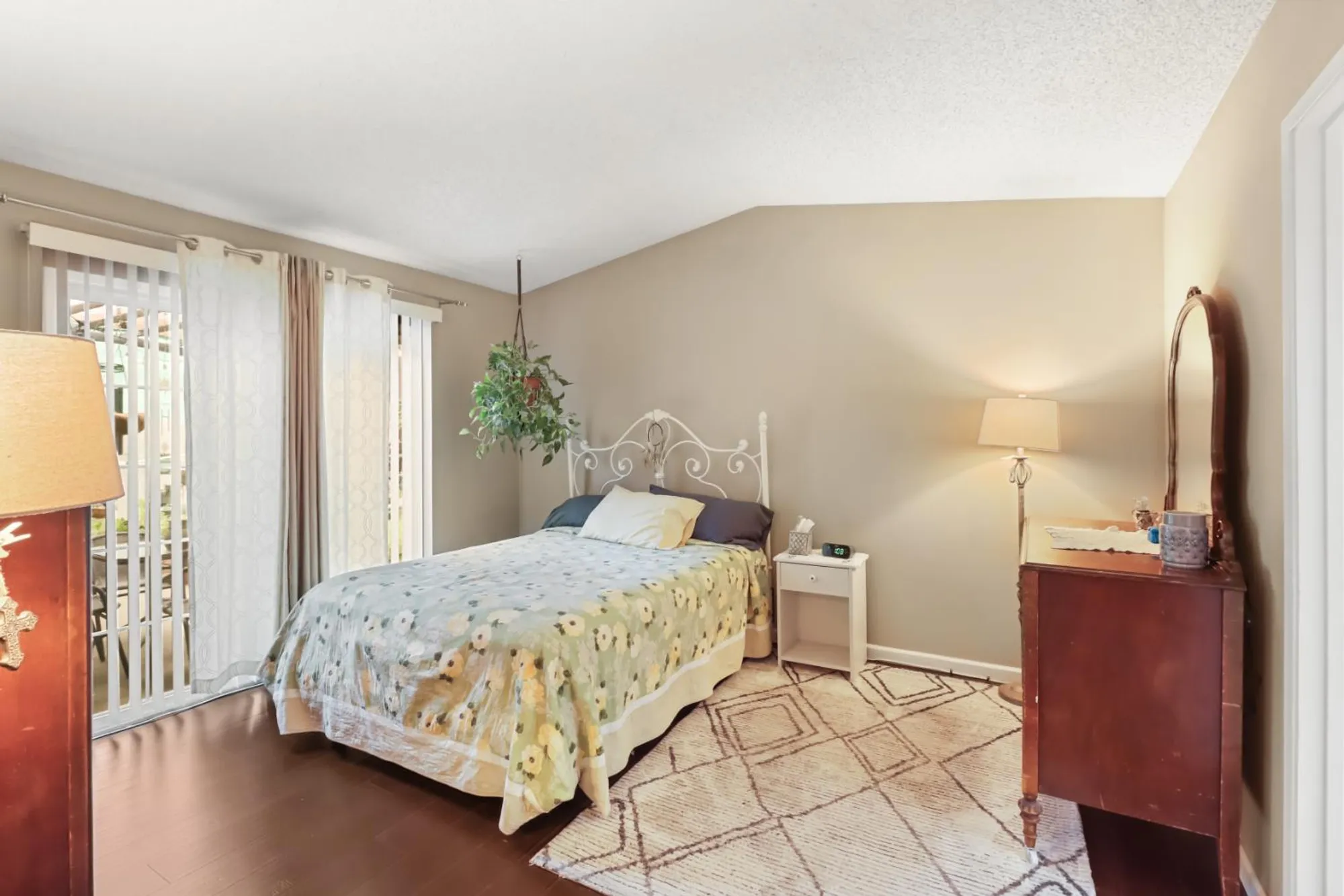 Property Slideshow image 15 of 27 | 7414 sun point ln, Sacramento, CA, 95828