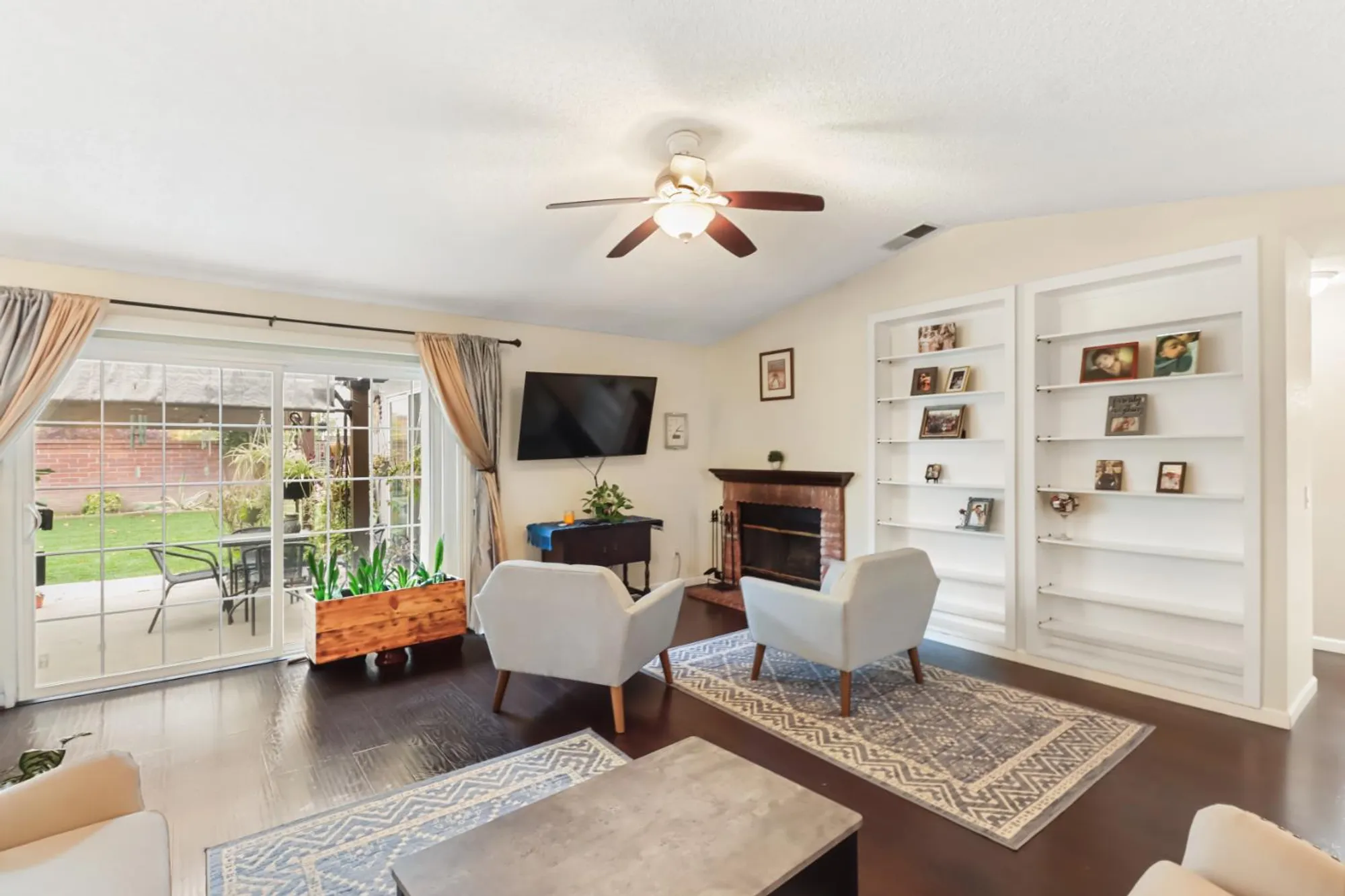 Property Slideshow image 3 of 27 | 7414 sun point ln, Sacramento, CA, 95828