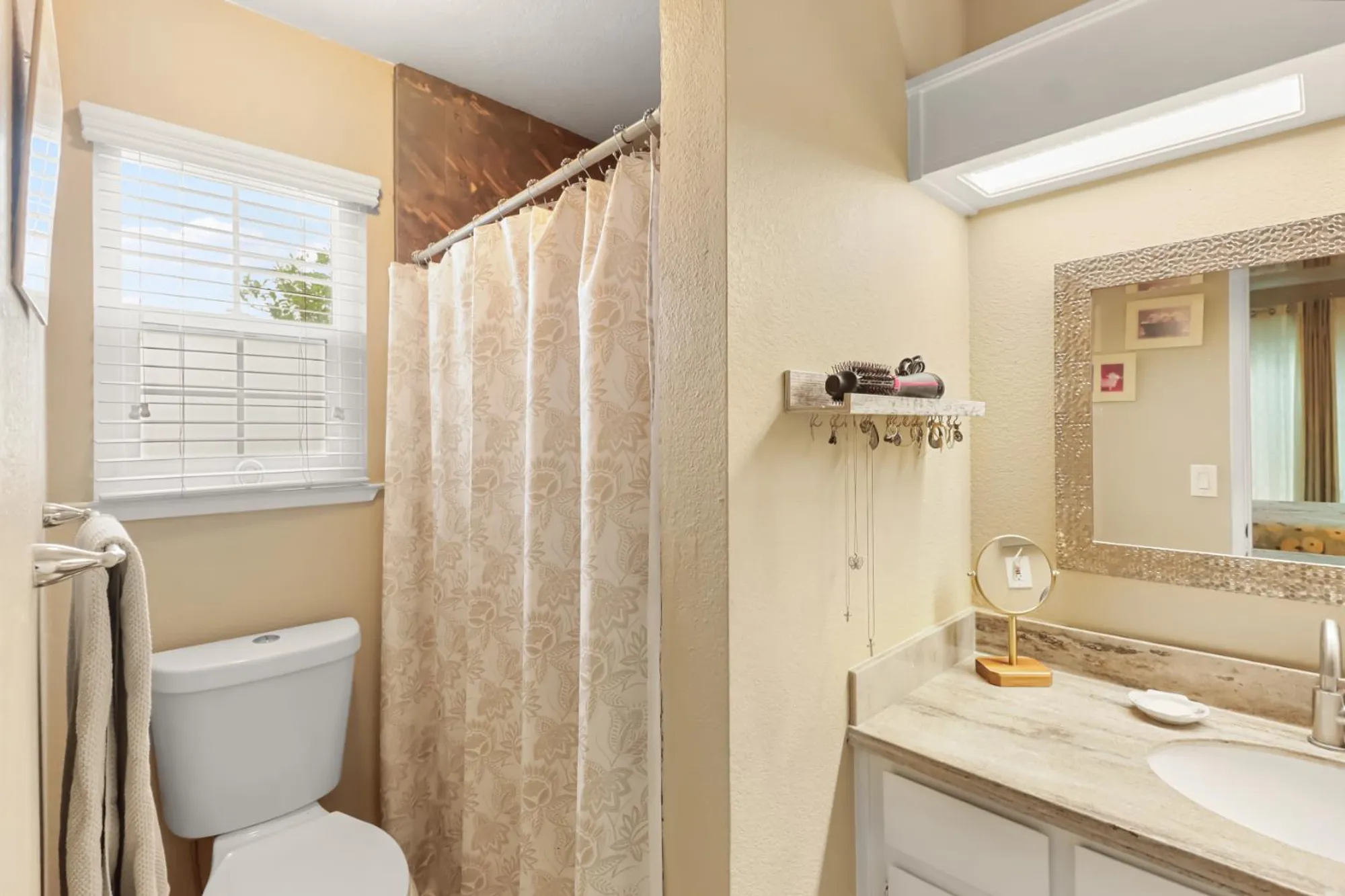 Property Slideshow image 17 of 27 | 7414 sun point ln, Sacramento, CA, 95828