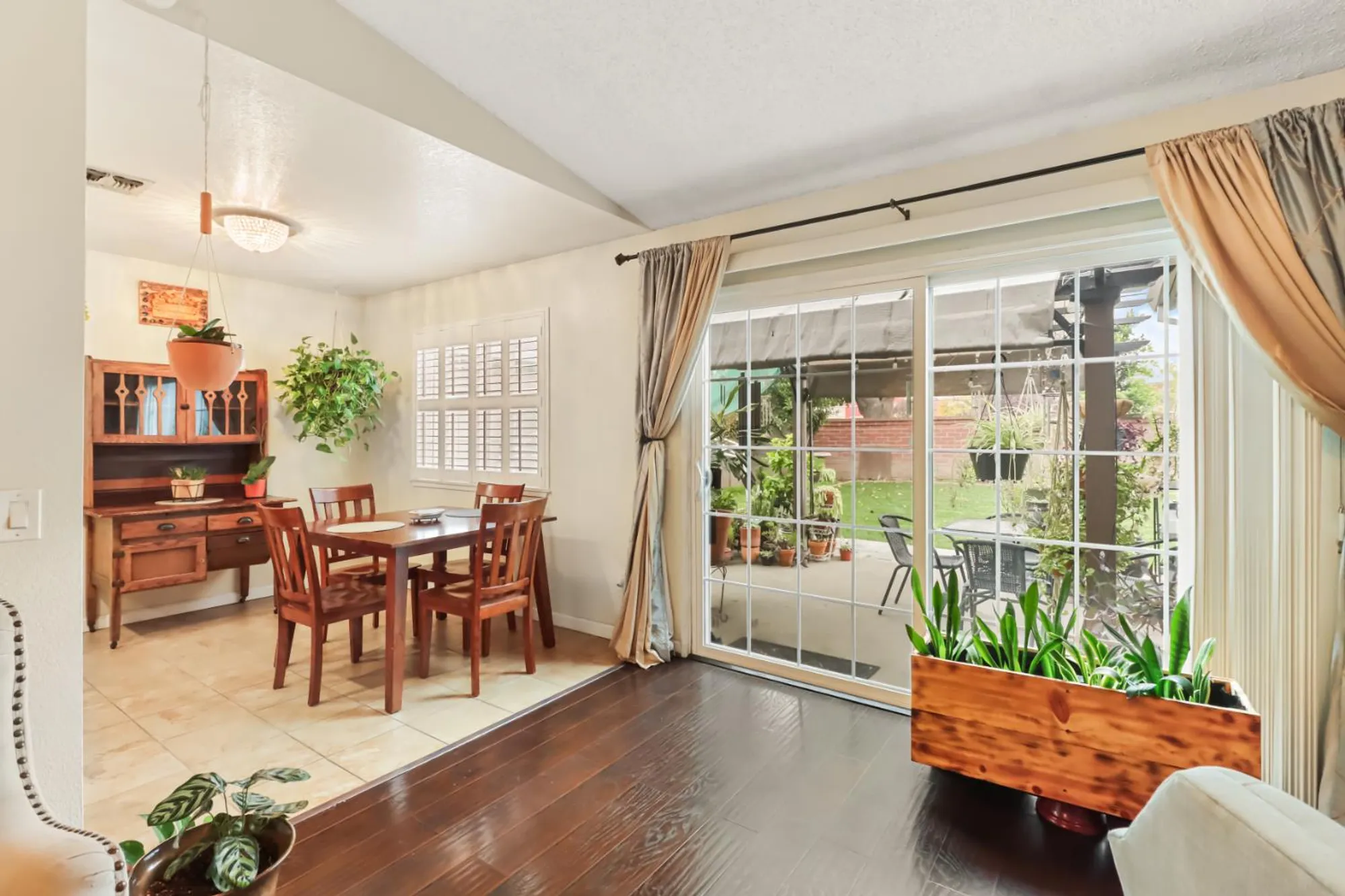 Property Slideshow image 7 of 27 | 7414 sun point ln, Sacramento, CA, 95828