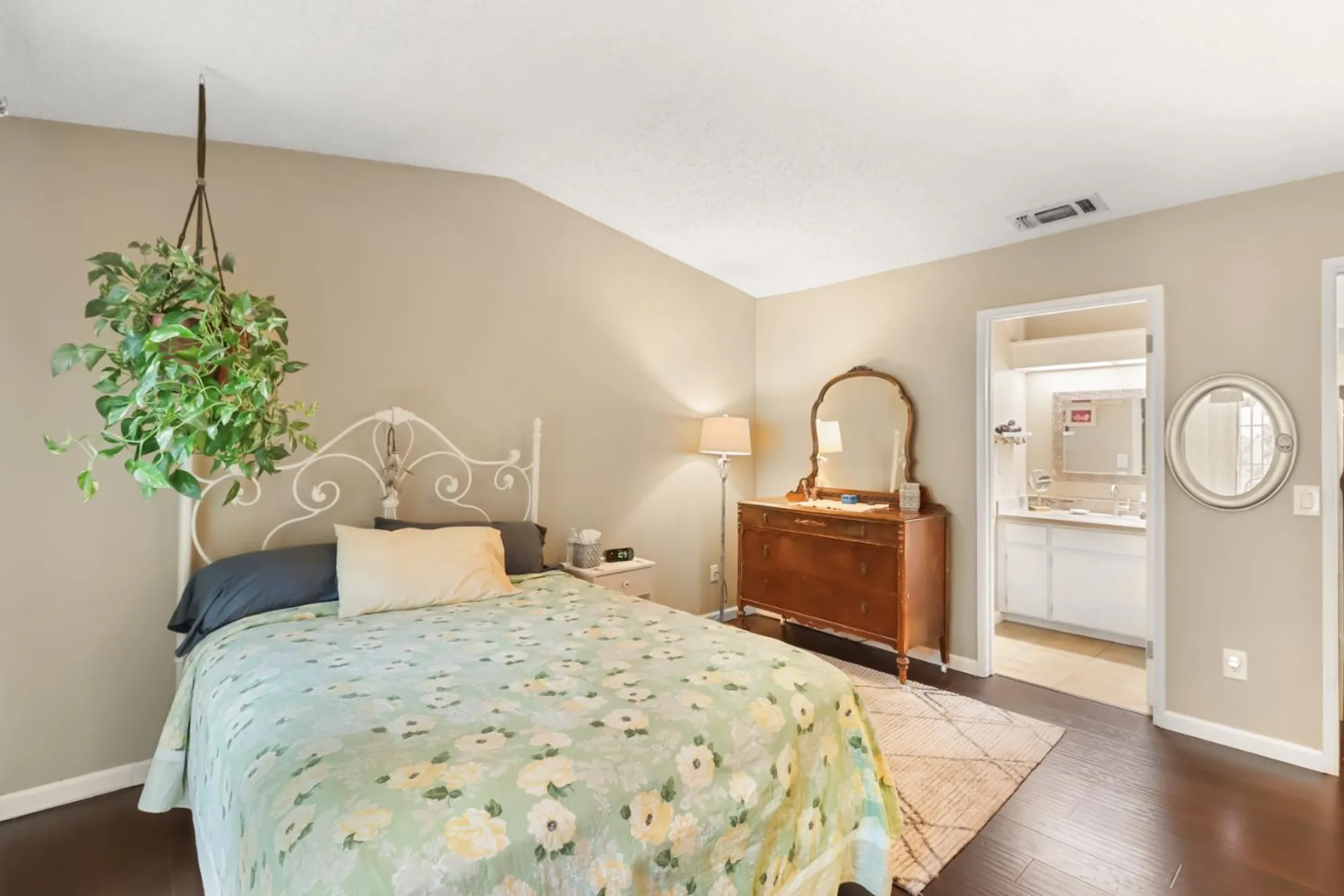 Property Slideshow image 16 of 27 | 7414 sun point ln, Sacramento, CA, 95828