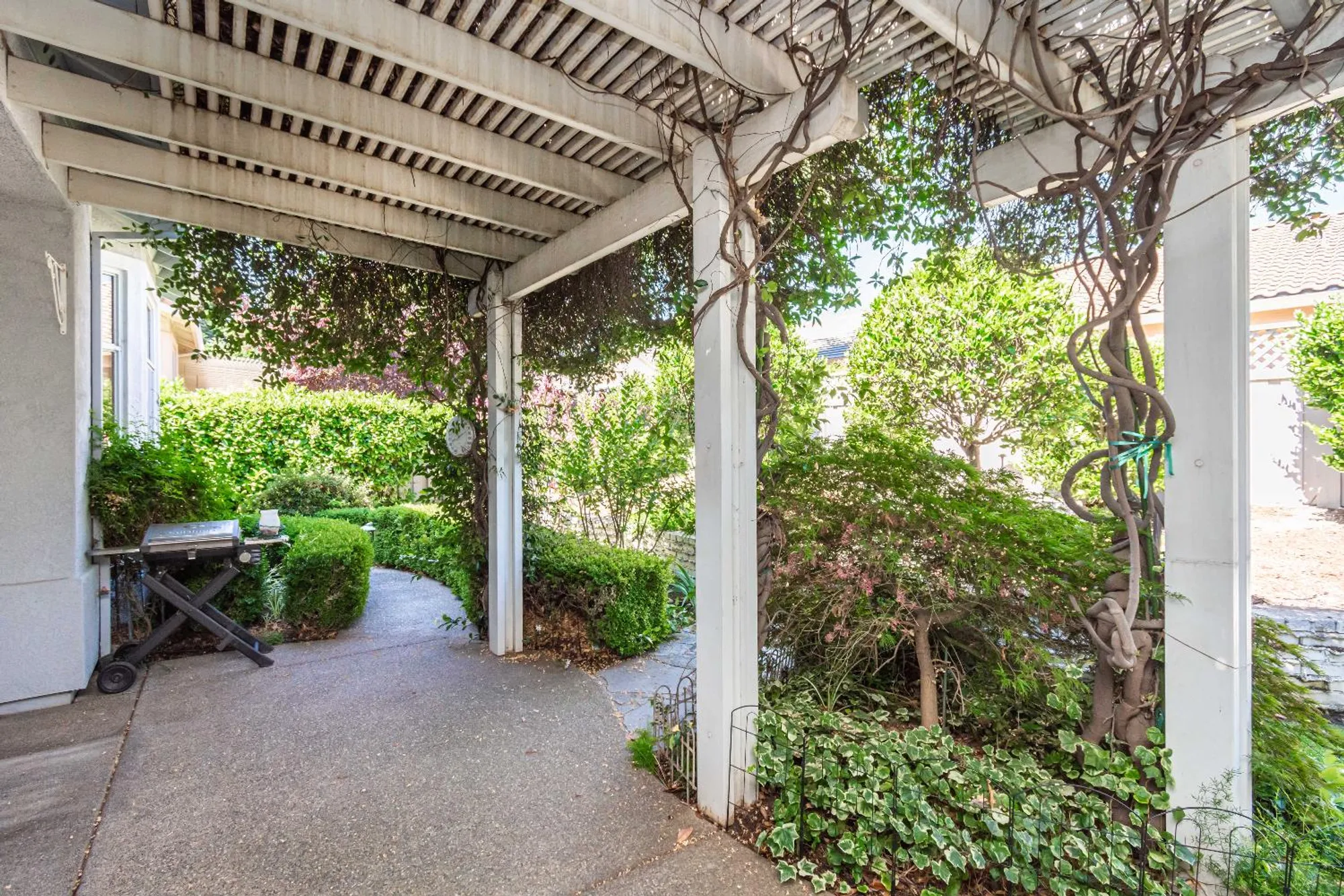 Property Slideshow image 60 of 69 | 300 roundhill ct, Roseville, CA, 95747