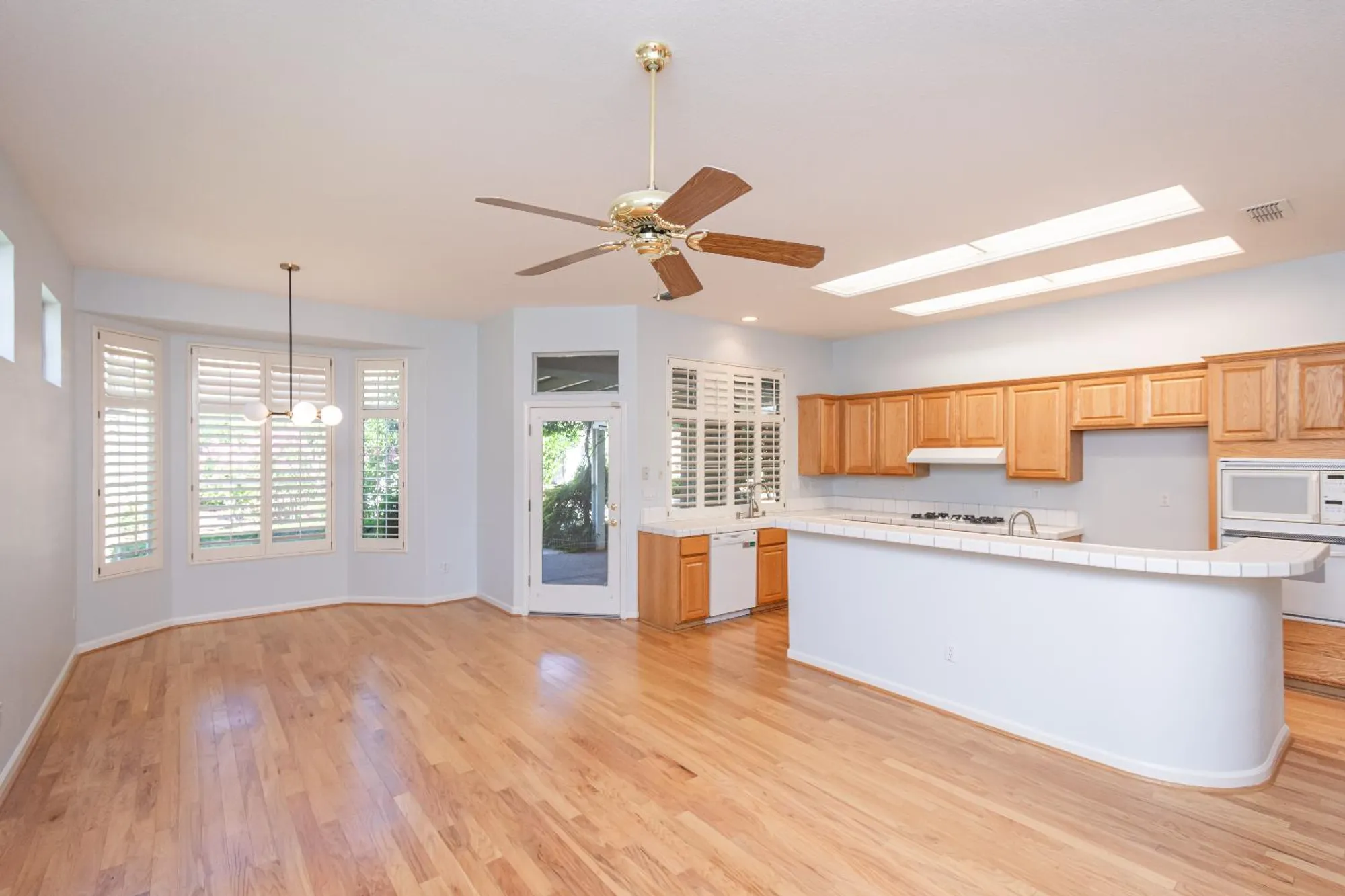 Property Slideshow image 33 of 69 | 300 roundhill ct, Roseville, CA, 95747