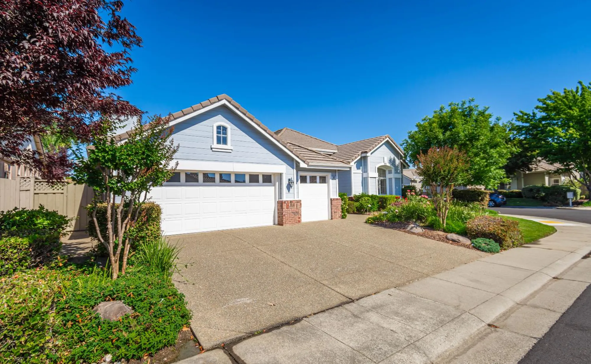 Property Slideshow image 5 of 69 | 300 roundhill ct, Roseville, CA, 95747