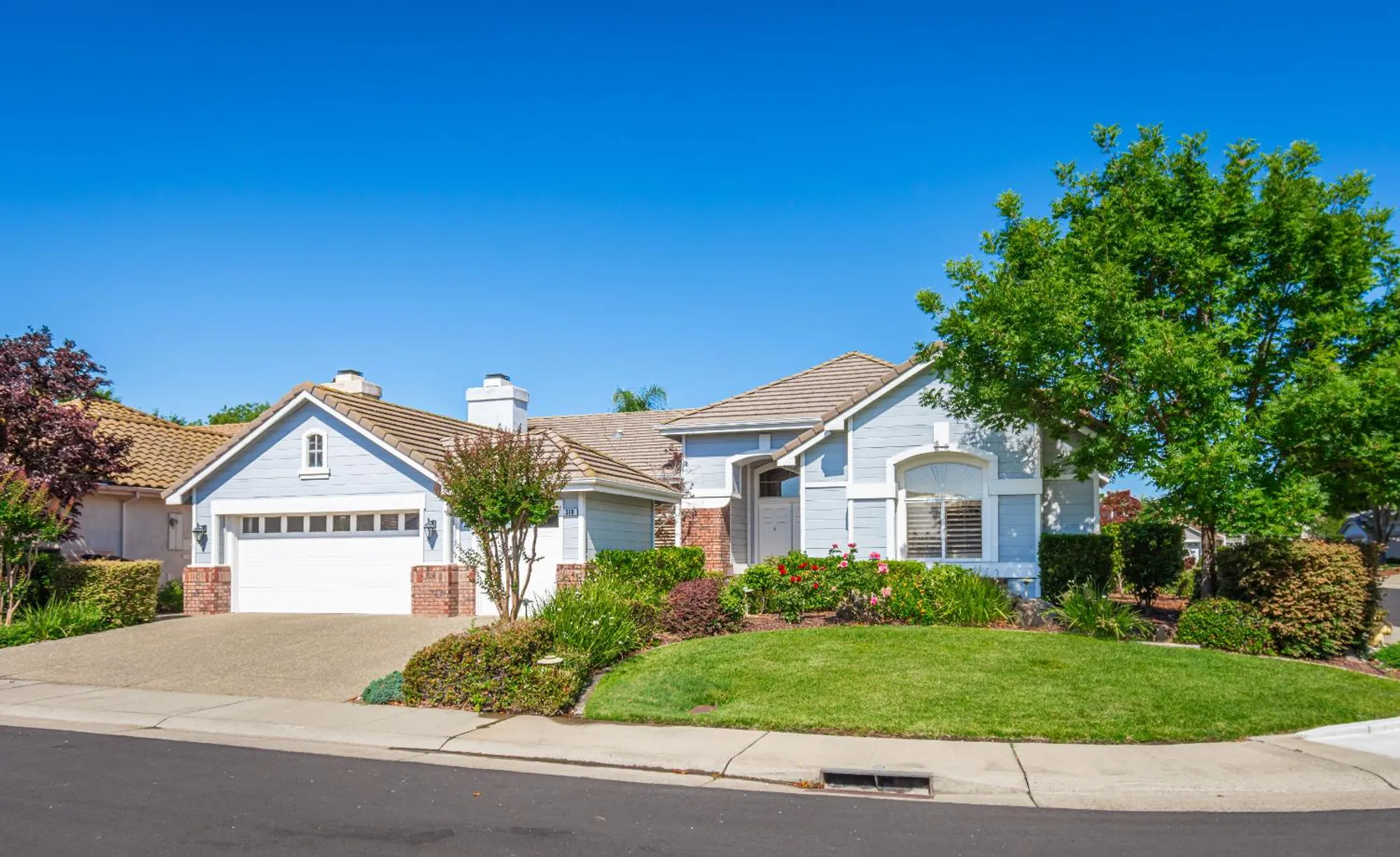 Property Slideshow image 3 of 69 | 300 roundhill ct, Roseville, CA, 95747