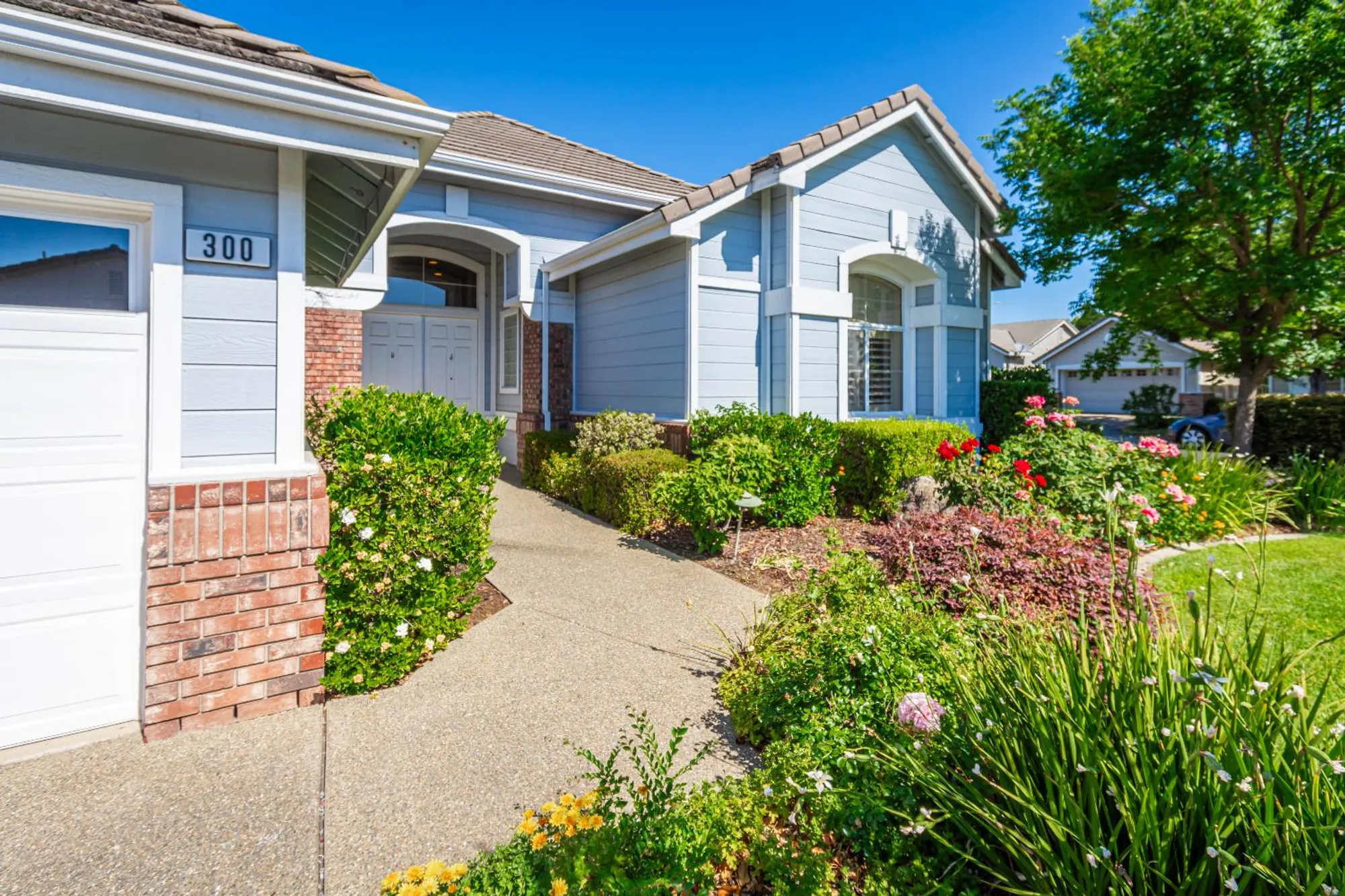 Property Slideshow image 8 of 69 | 300 roundhill ct, Roseville, CA, 95747