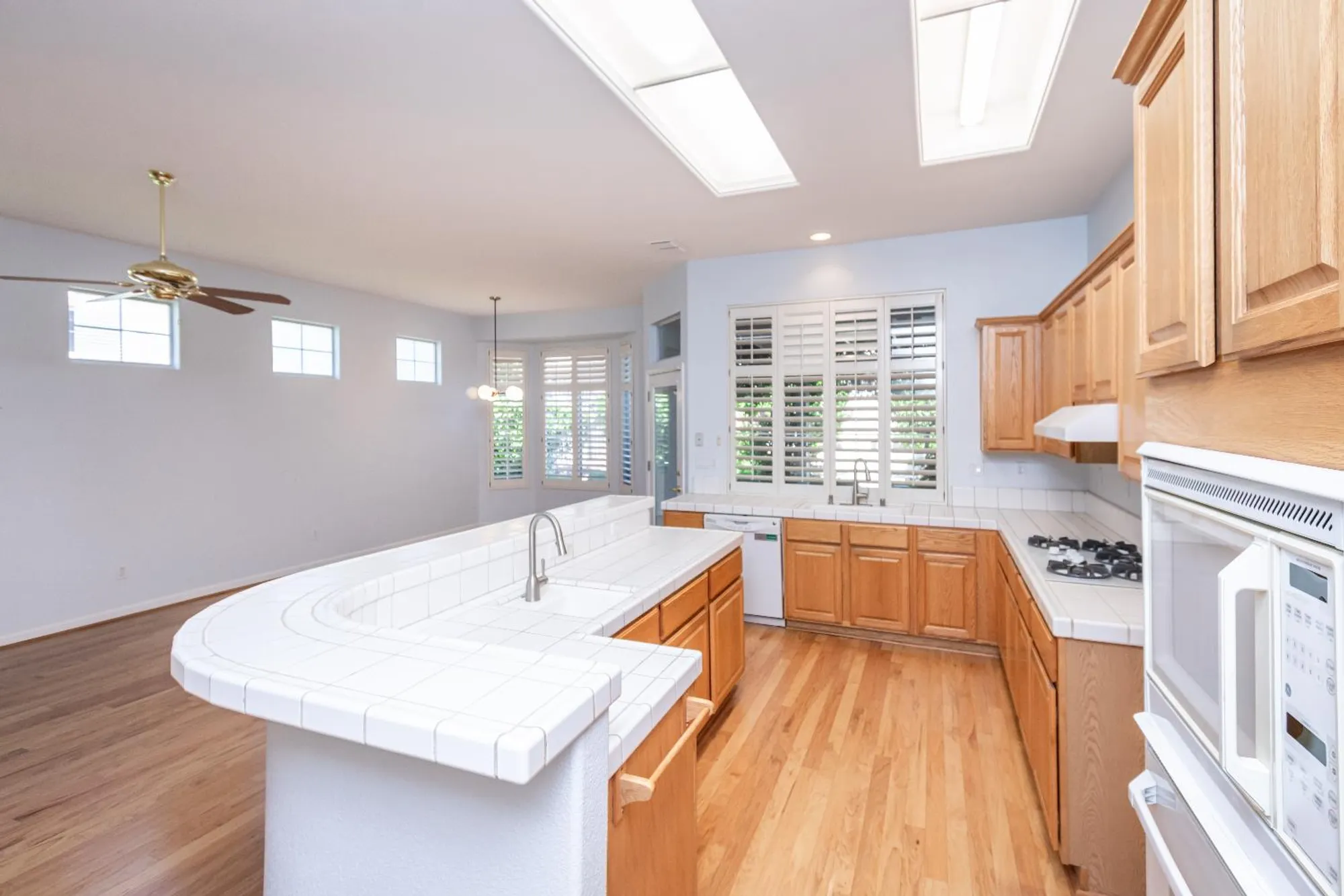 Property Slideshow image 19 of 69 | 300 roundhill ct, Roseville, CA, 95747