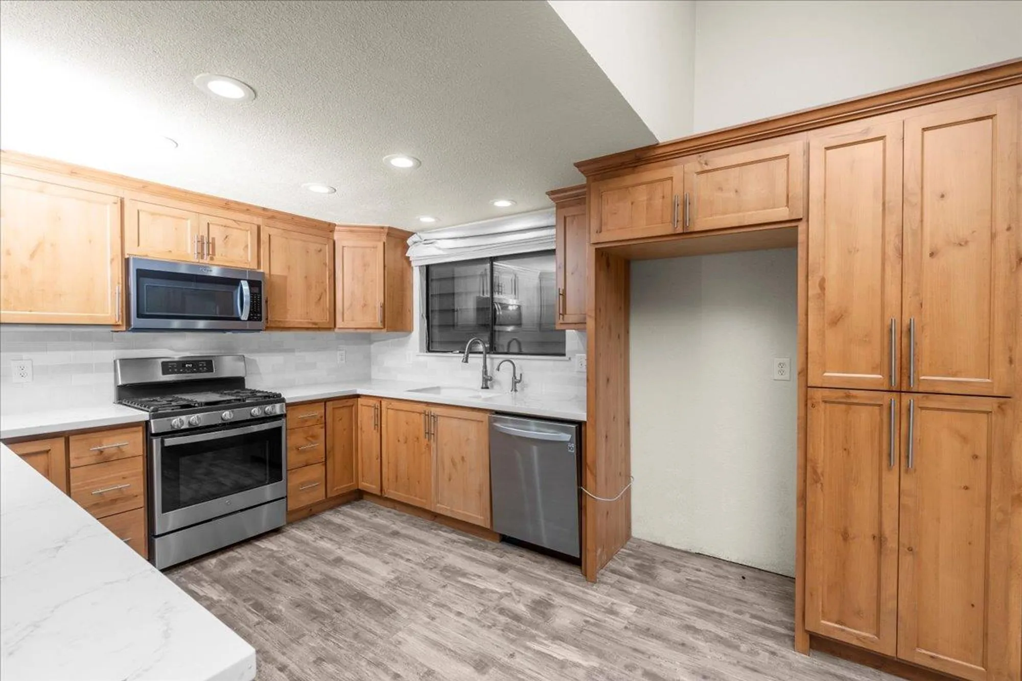 Property Slideshow image 11 of 23 | 3600 thomas more way, Modesto, CA, 95356