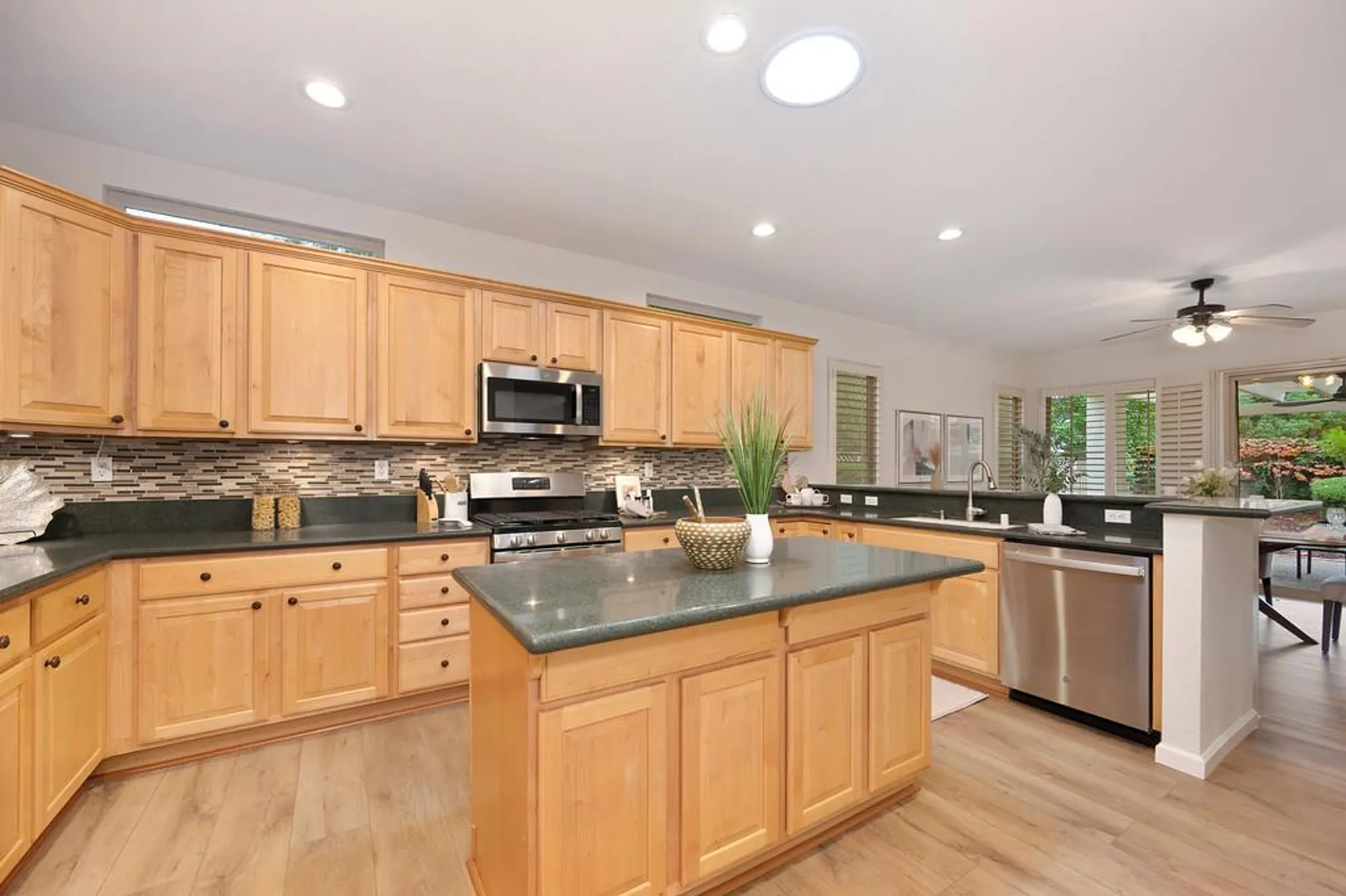 Property Slideshow image 16 of 39 | 2024 farmgate ln, Lincoln, CA, 95648