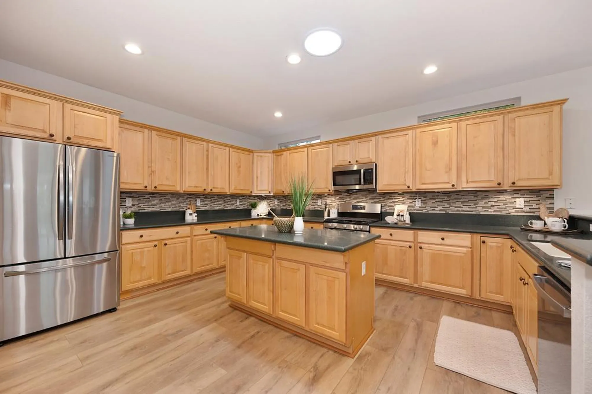 Property Slideshow image 13 of 39 | 2024 farmgate ln, Lincoln, CA, 95648