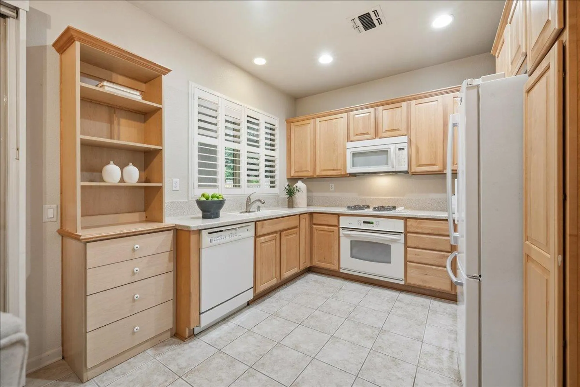 Property Slideshow image 10 of 37 | 286 lariat loop, Lincoln, CA, 95648