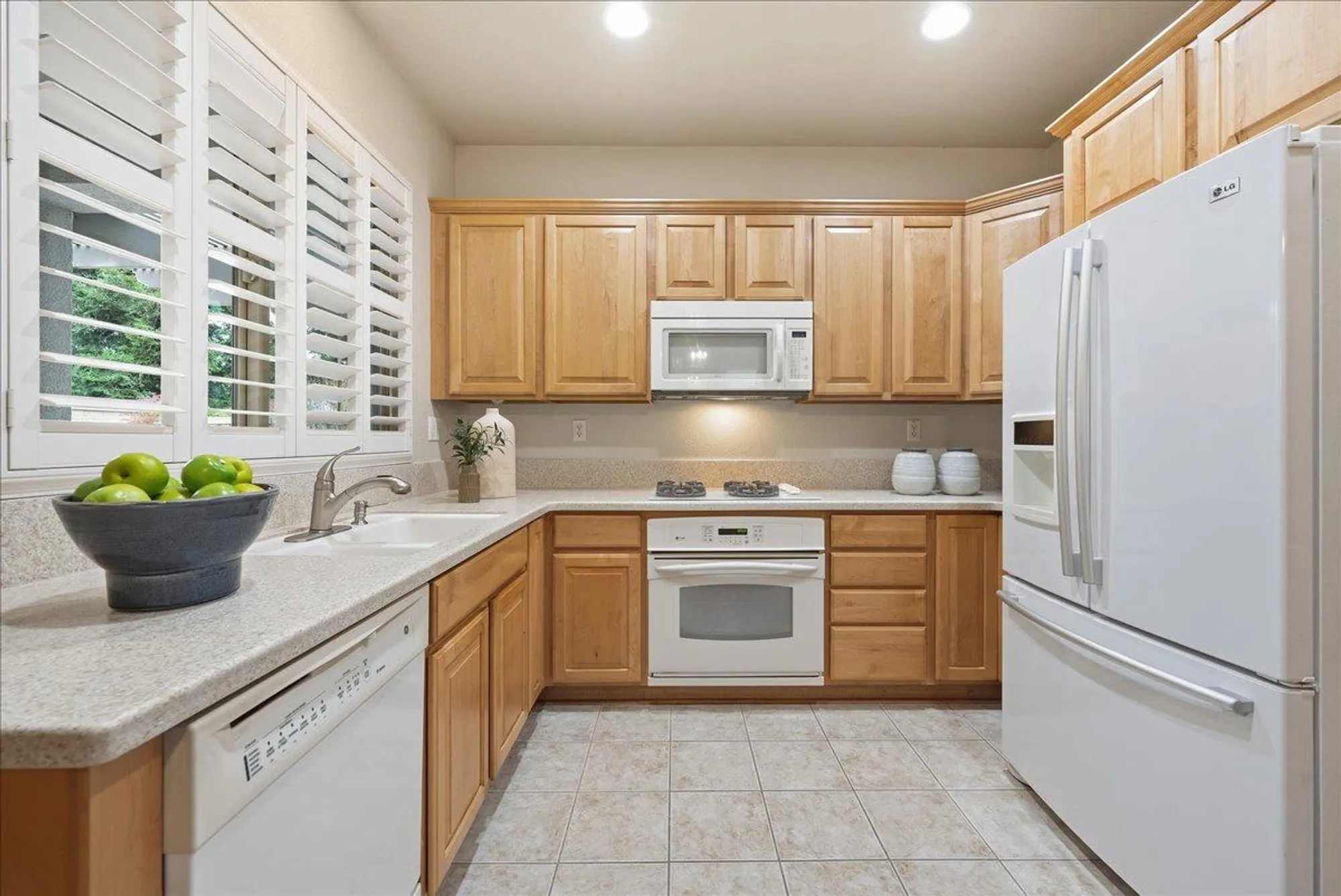 Property Slideshow image 11 of 37 | 286 lariat loop, Lincoln, CA, 95648