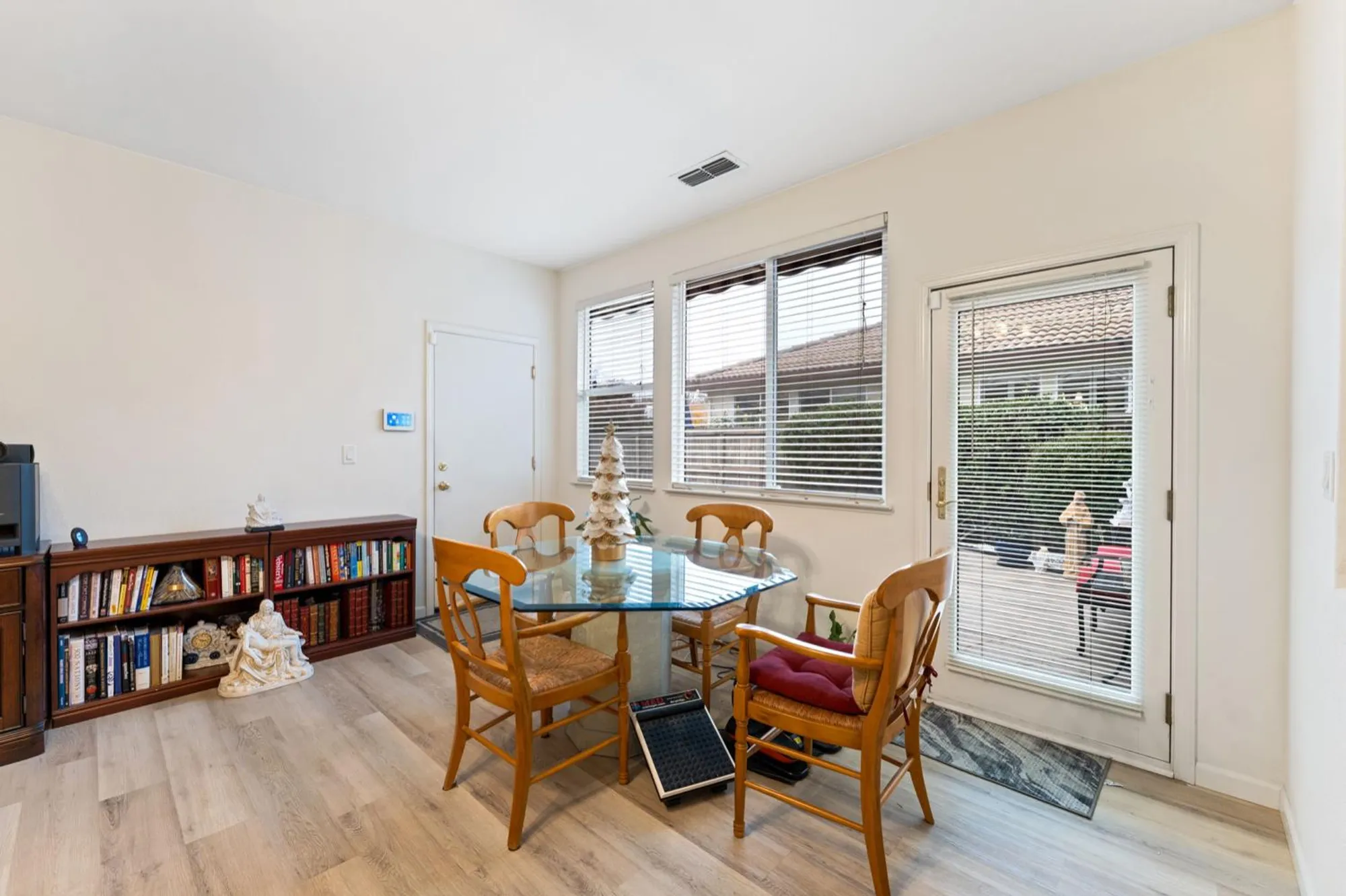 Property Slideshow image 11 of 21 | 2270 rose arbor dr, Sacramento, CA, 95835