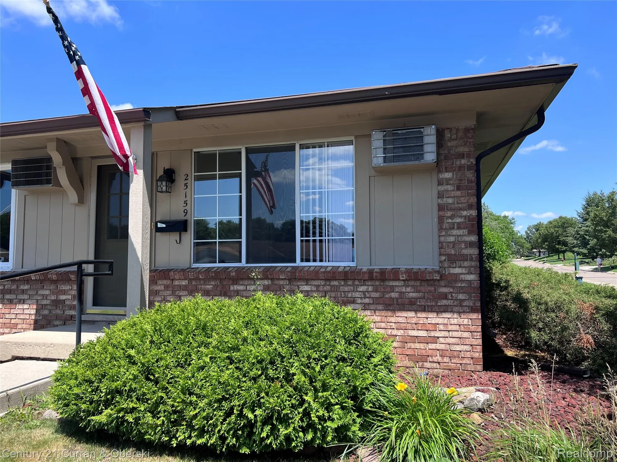 Property Slideshow image 1 of 21 | 25159 franklin ter # 8, South Lyon, MI, 48178