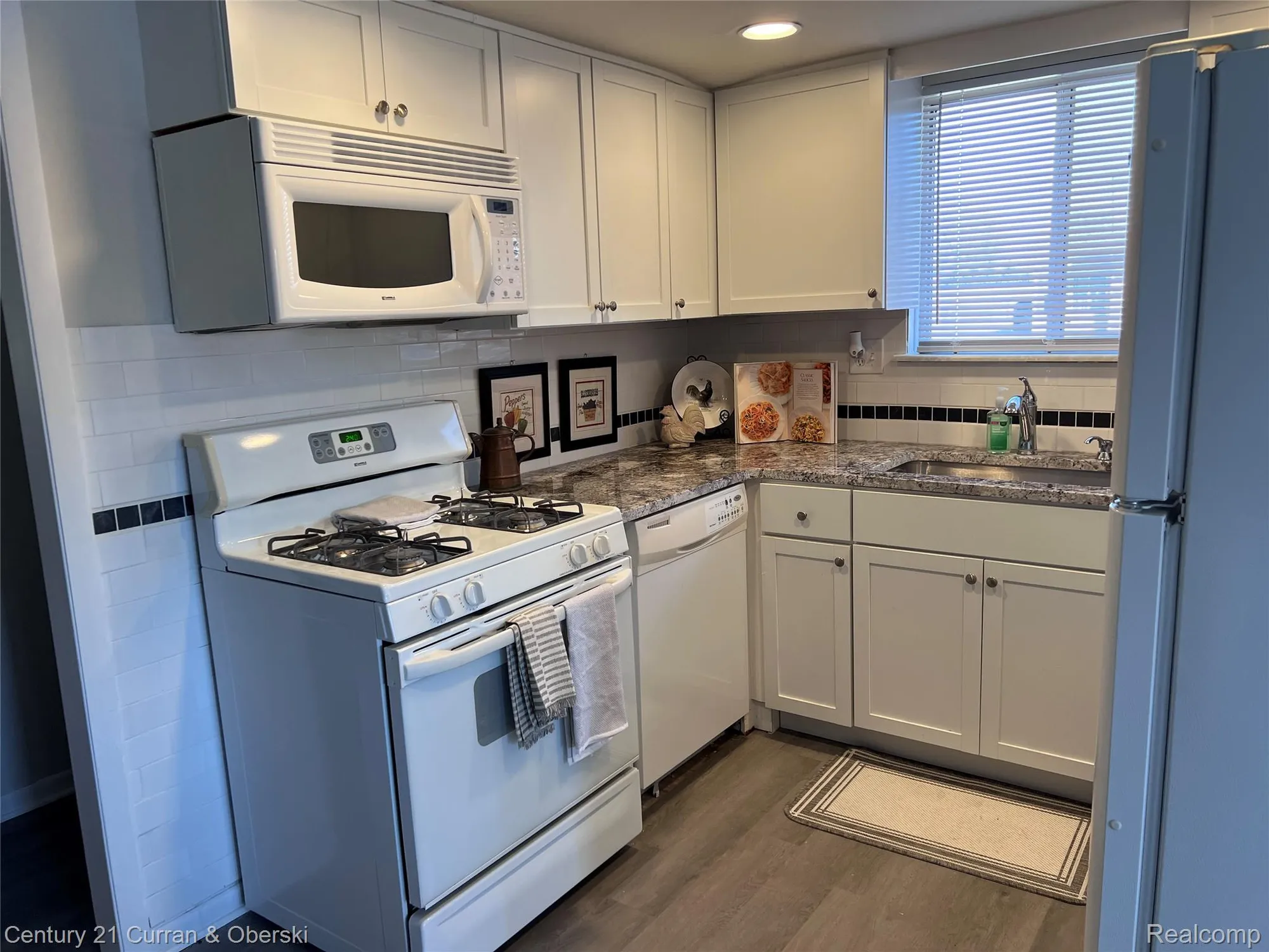 Property Slideshow image 4 of 21 | 25159 franklin ter # 8, South Lyon, MI, 48178