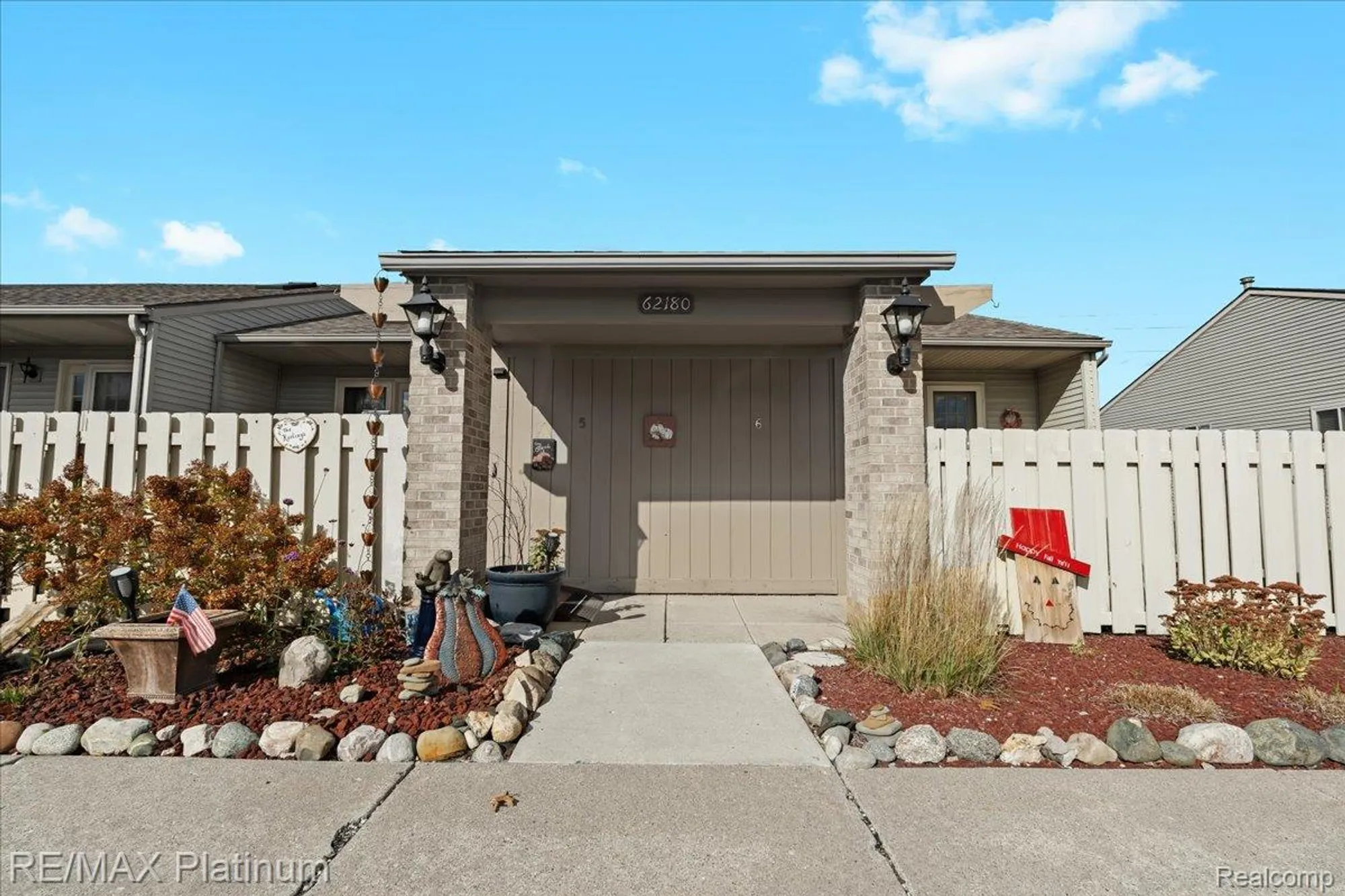 Property Slideshow image 2 of 31 | 62180 arlington cir unit 5, South Lyon, MI, 48178