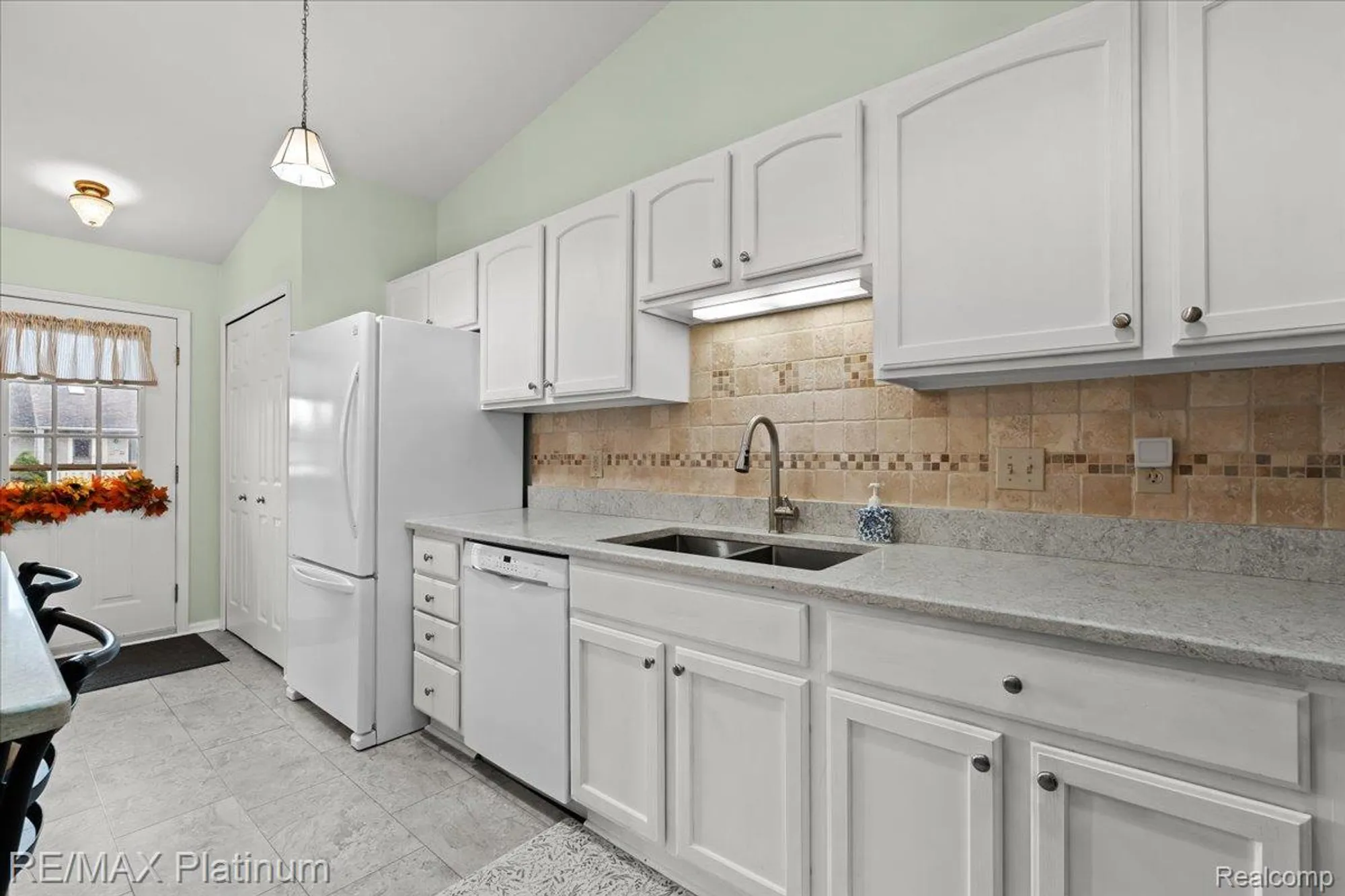 Property Slideshow image 14 of 31 | 62180 arlington cir unit 5, South Lyon, MI, 48178
