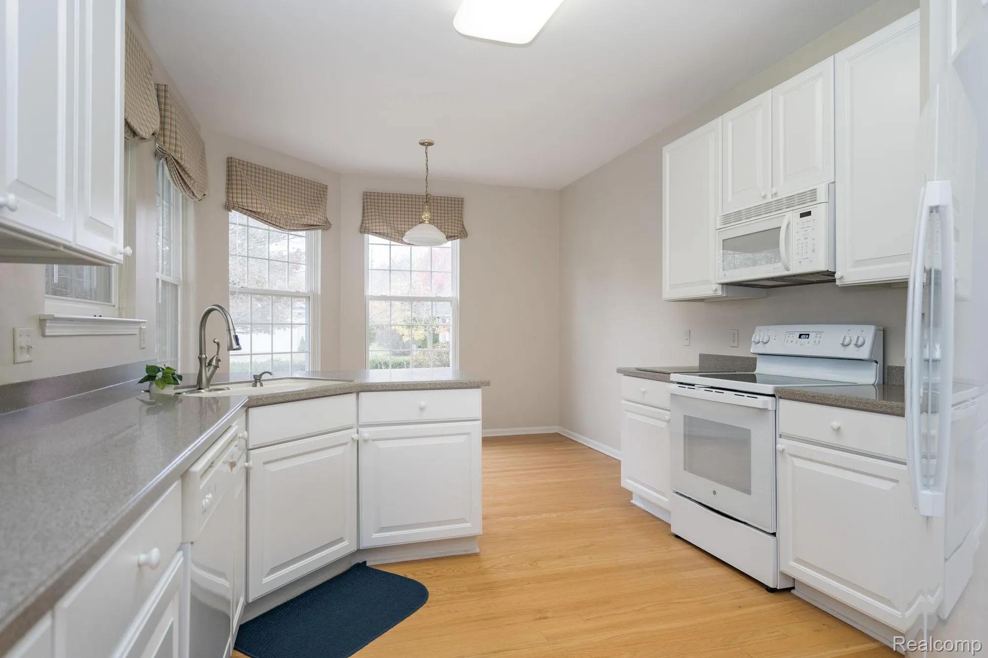 Property Slideshow image 9 of 24 | 3534 riverside dr, Auburn Hills, MI, 48326