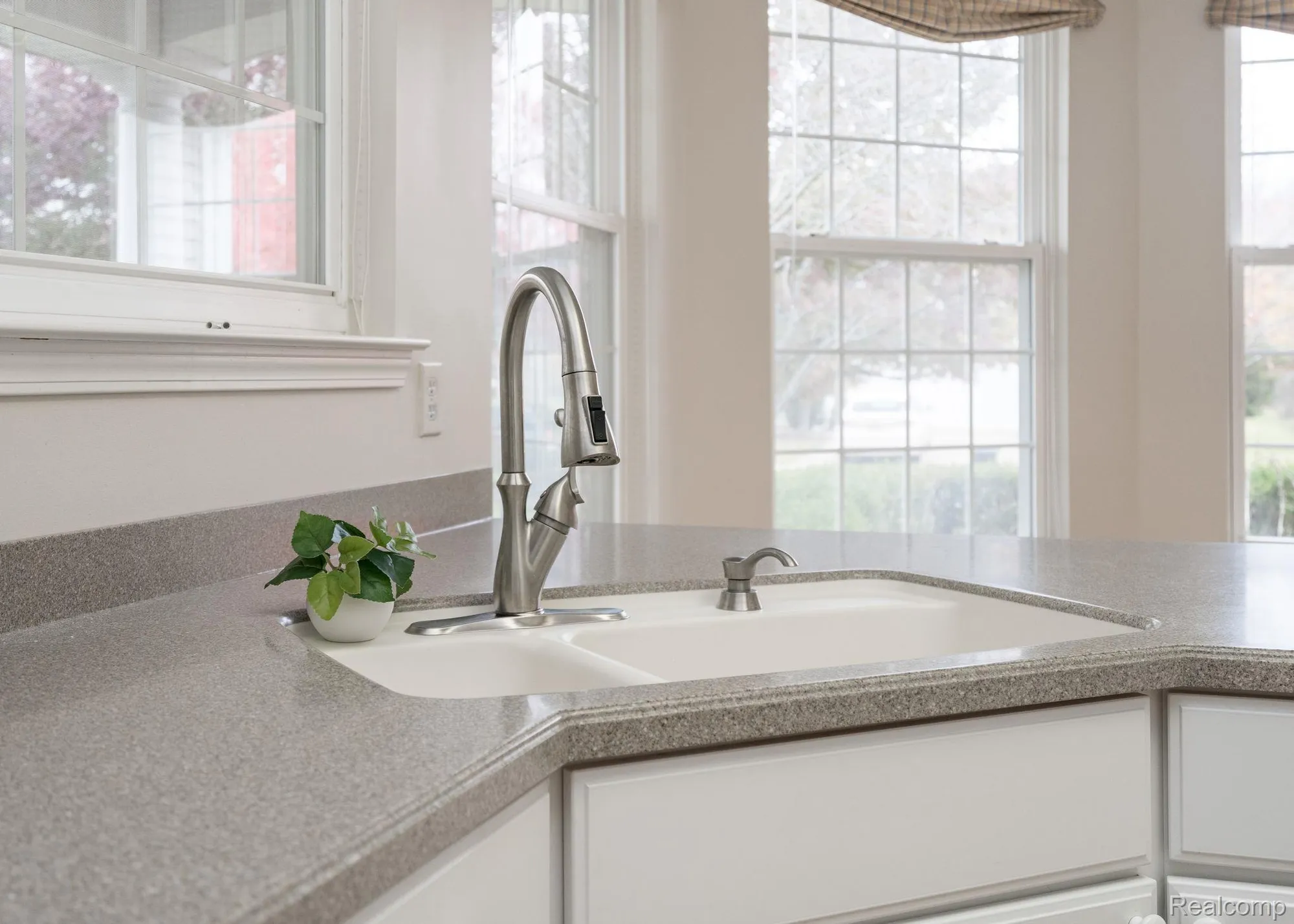 Property Slideshow image 11 of 24 | 3534 riverside dr, Auburn Hills, MI, 48326