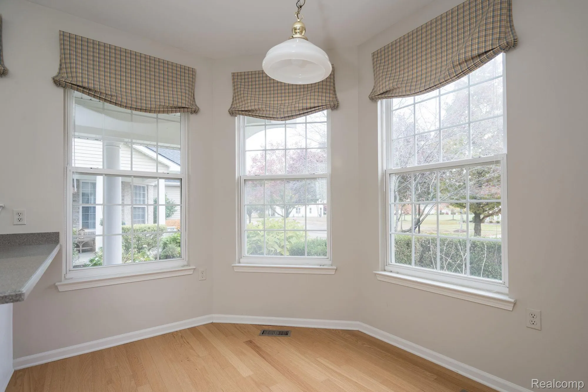 Property Slideshow image 15 of 24 | 3534 riverside dr, Auburn Hills, MI, 48326