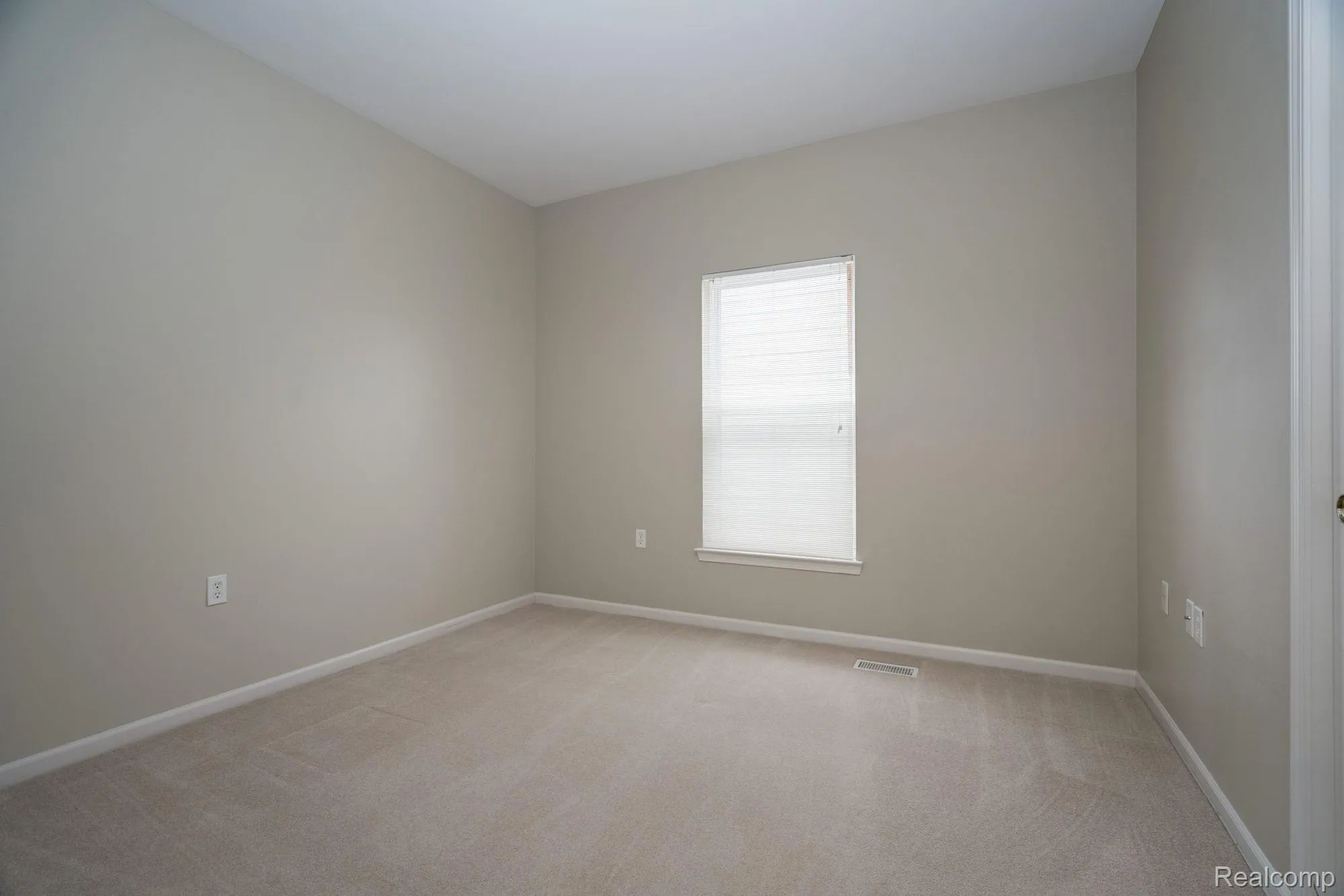 Property Slideshow image 18 of 24 | 3534 riverside dr, Auburn Hills, MI, 48326
